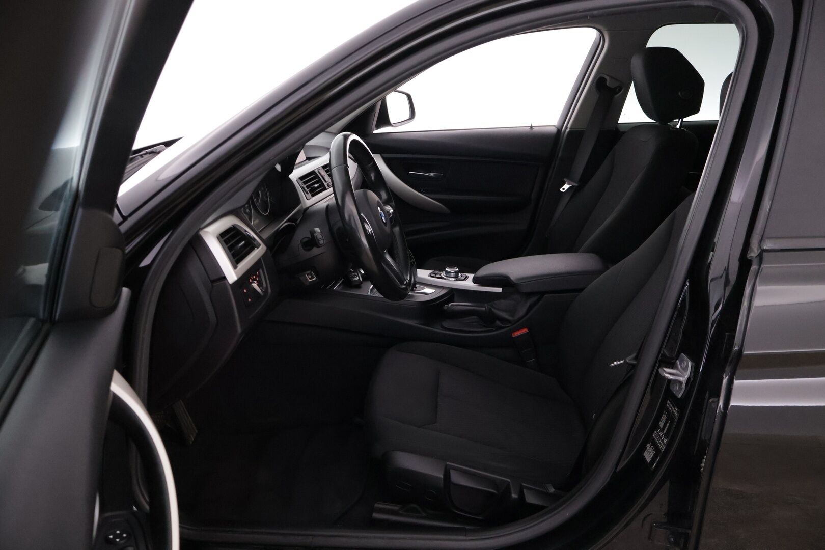 BMW 318 2016 F31 Touring 318d A Business *Webasto / HiFi / Navi / S-Luukku / Ratinlämmitin / LED* - M-Sport ratti / B47 / Webasto kaukosäädöllä / Lohkolämmitin*