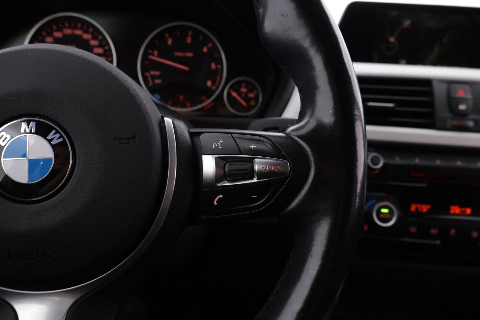 BMW 318 2016 F31 Touring 318d A Business *Webasto / HiFi / Navi / S-Luukku / Ratinlämmitin / LED* - M-Sport ratti / B47 / Webasto kaukosäädöllä / Lohkolämmitin*