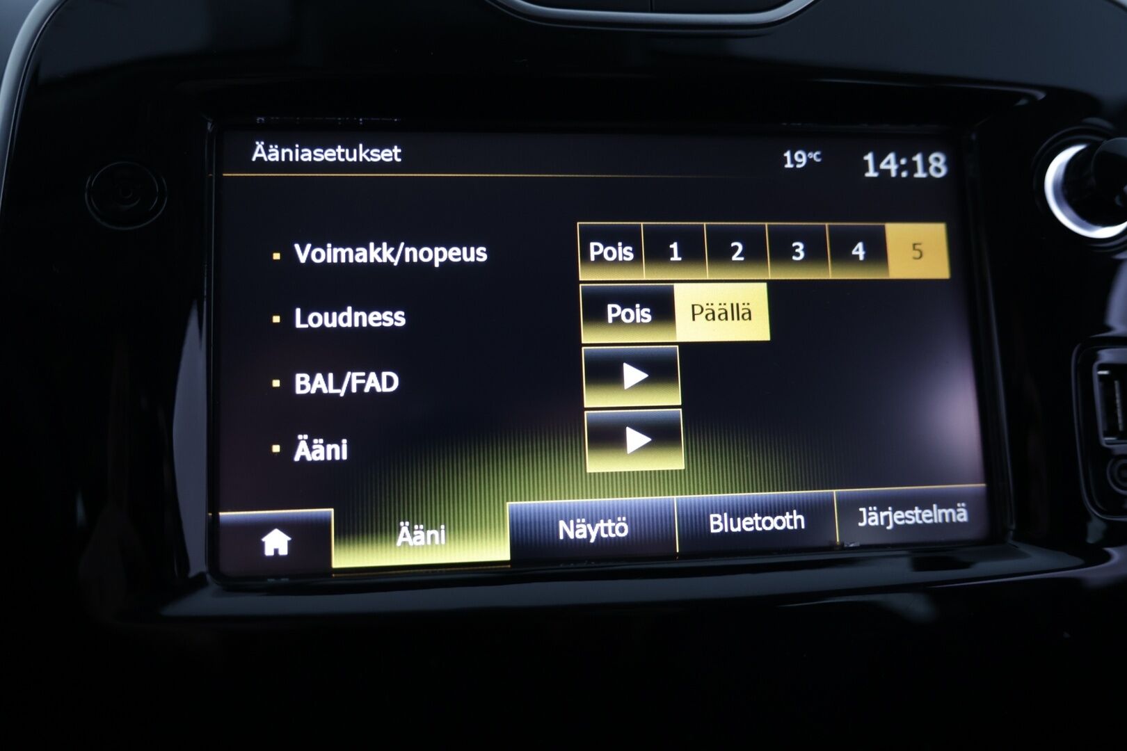 Renault Clio 2016 Sport Tourer Energy TCe 90 S&S Navi Style / Vakkari / Koukku / Navi / Bluetooth - Suomi-Auto / 2x Michelinit / Lohko + sisäp. - HULLUT AVAJAISHULINAT KORKOTARJOUS 3,29 %