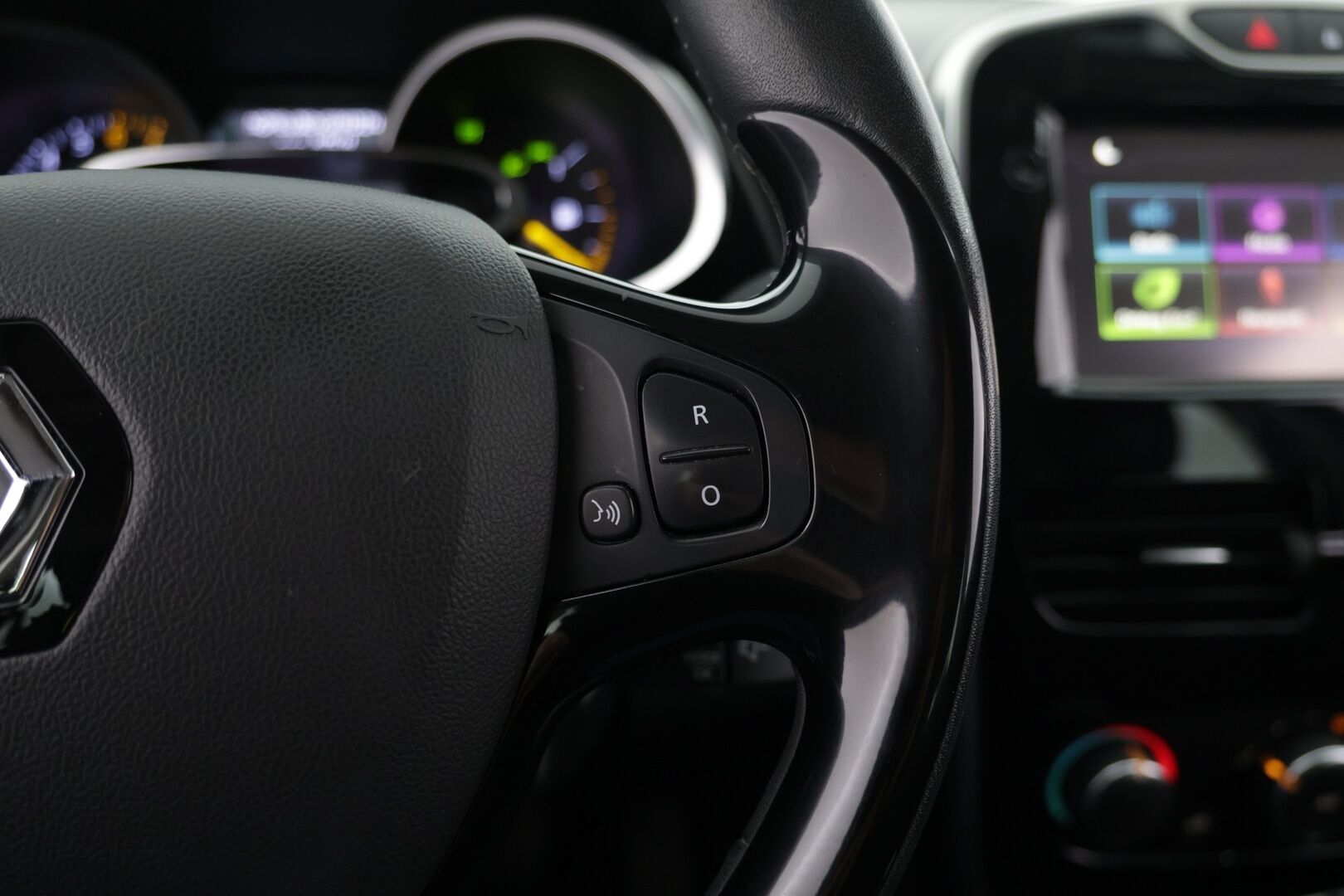 Renault Clio 2016 Sport Tourer Energy TCe 90 S&S Navi Style / Vakkari / Koukku / Navi / Bluetooth - Suomi-Auto / 2x Michelinit / Lohko + sisäp. - HULLUT AVAJAISHULINAT KORKOTARJOUS 3,29 %