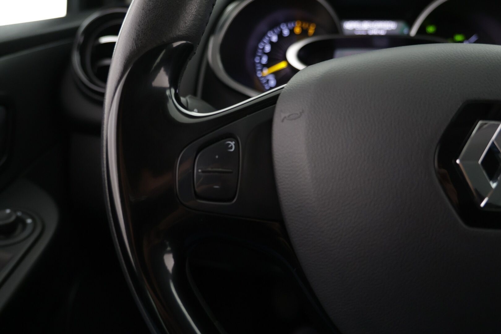 Renault Clio 2016 Sport Tourer Energy TCe 90 S&S Navi Style / Vakkari / Koukku / Navi / Bluetooth - Suomi-Auto / 2x Michelinit / Lohko + sisäp. - HULLUT AVAJAISHULINAT KORKOTARJOUS 3,29 %