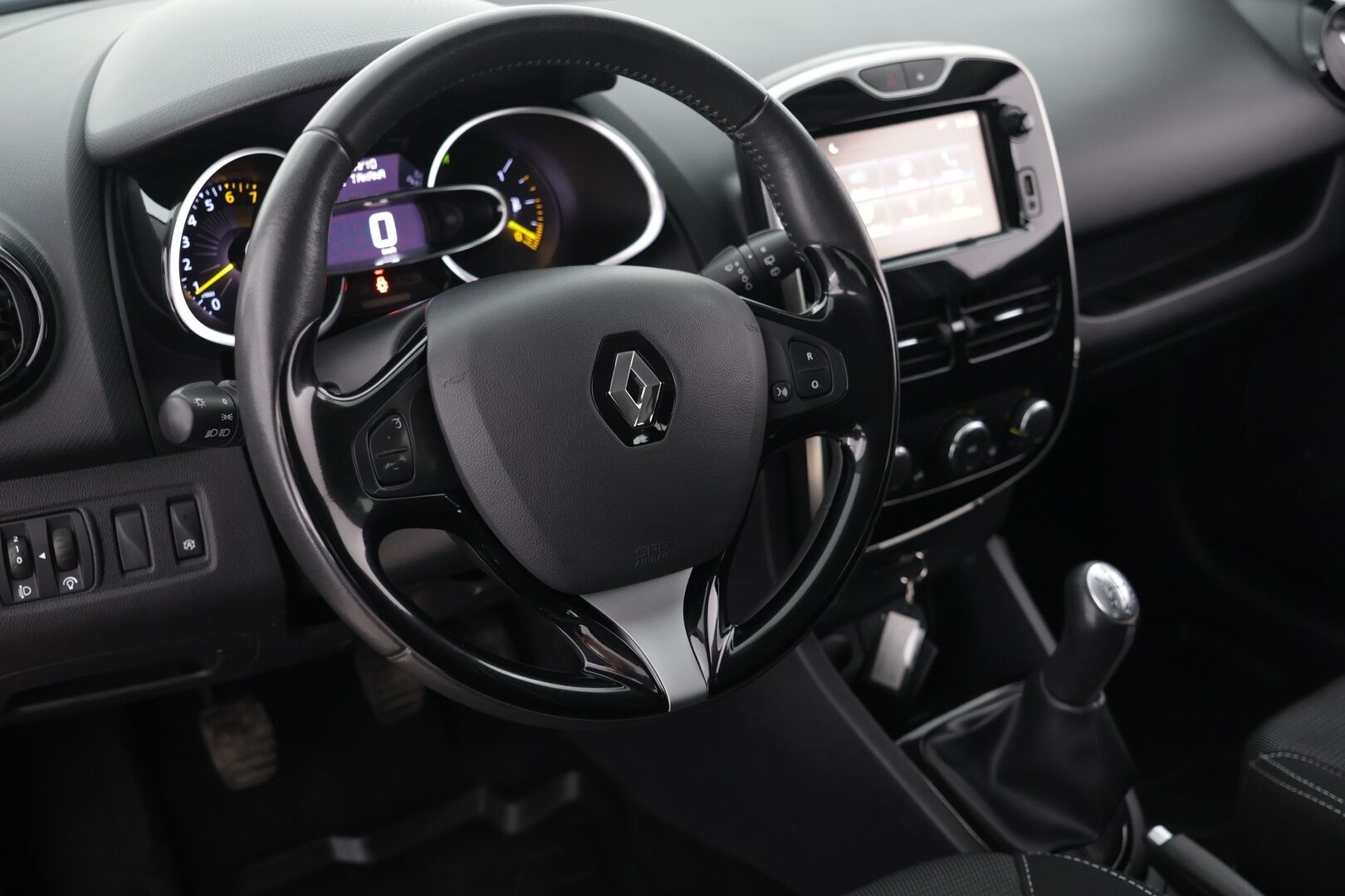 Renault Clio 2016 Sport Tourer Energy TCe 90 S&S Navi Style / Vakkari / Koukku / Navi / Bluetooth - Suomi-Auto / 2x Michelinit / Lohko + sisäp. - HULLUT AVAJAISHULINAT KORKOTARJOUS 3,29 %