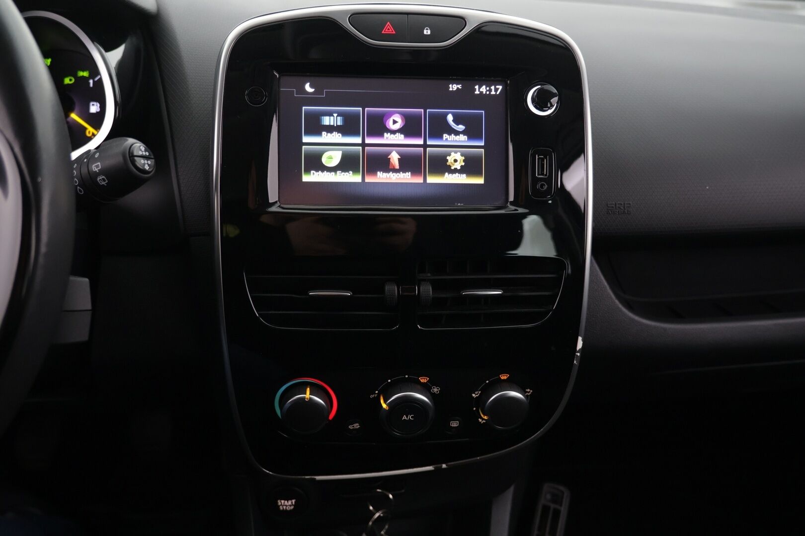 Renault Clio 2016 Sport Tourer Energy TCe 90 S&S Navi Style / Vakkari / Koukku / Navi / Bluetooth - Suomi-Auto / 2x Michelinit / Lohko + sisäp. - HULLUT AVAJAISHULINAT KORKOTARJOUS 3,29 %