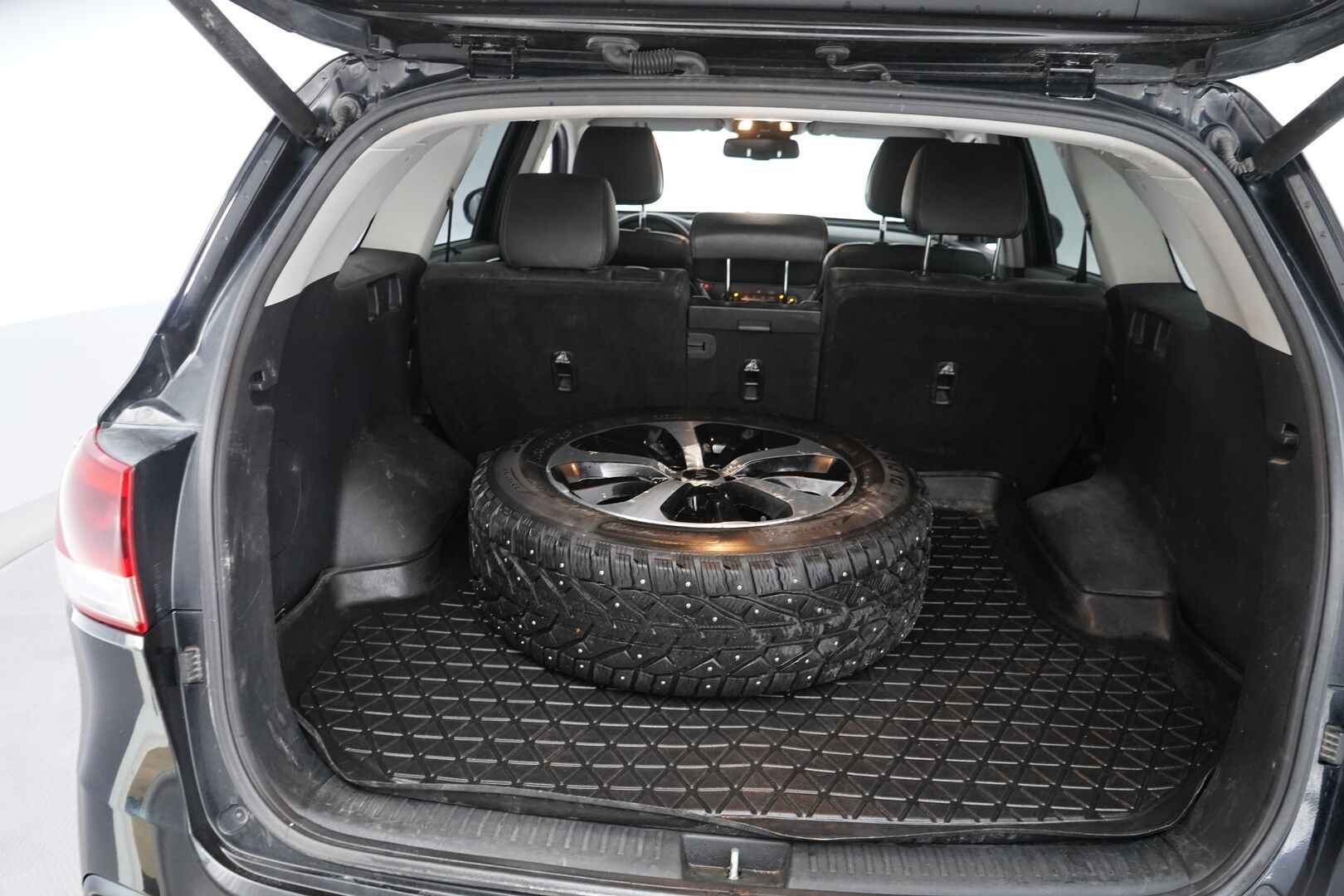Kia Sorento 2016 2.2 CRDi AWD Business Premium A/T 5P * Kamera / Ilmastoidut Etuistuimet / Muistipenkki / Vetokoukku / Nahkasisusta / Navi! * - Suomi-auto / Huollettu 03/2025 / Katsastettu 05/2025 / Kahdet renkaat!