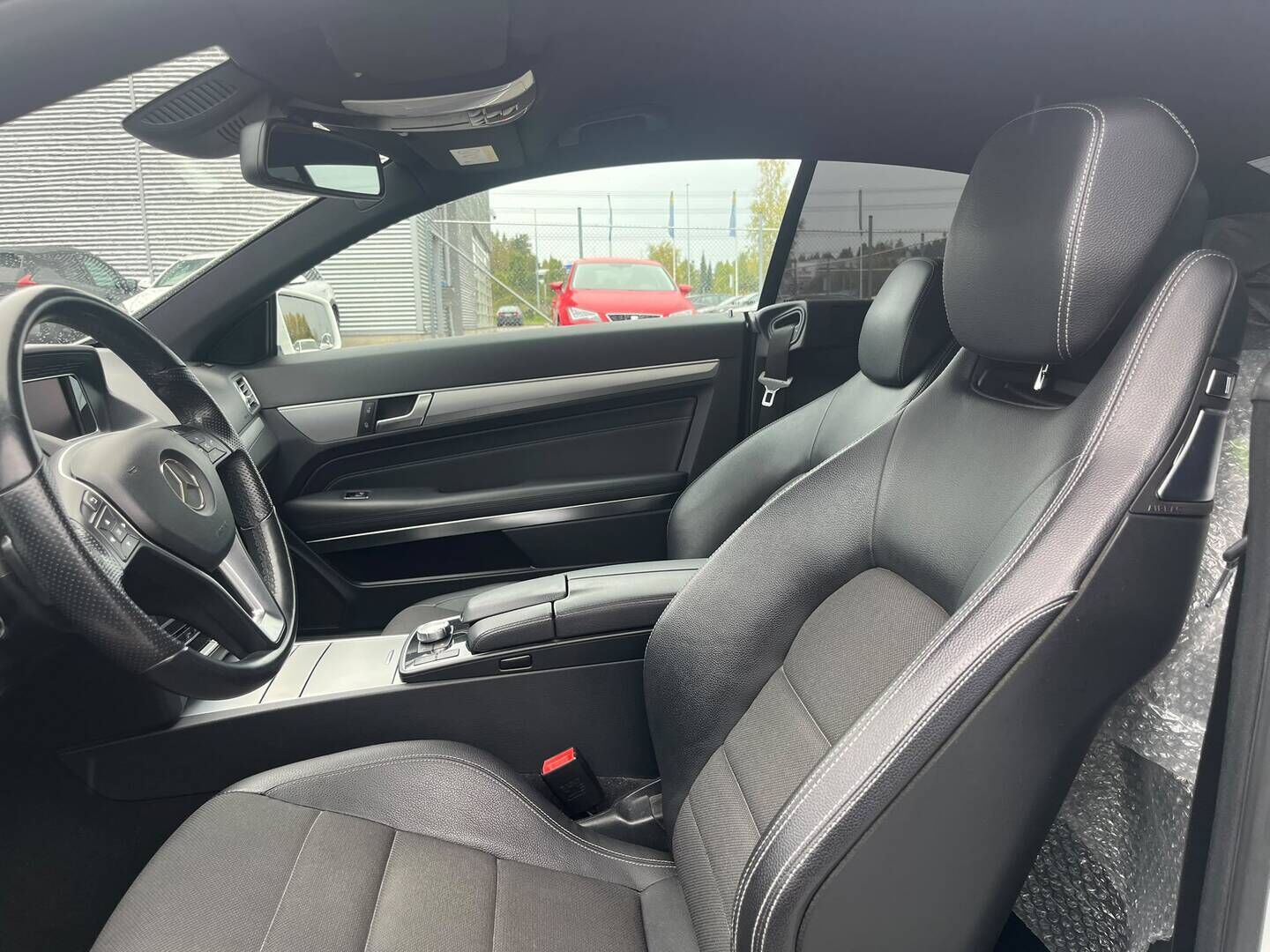 Mercedes-Benz E 2014 E 200 Coupé - KATSO KILSAT! / Facelift / Puolinahat / ILS / Lohkolämmitin / Bluetooth / Tutkat