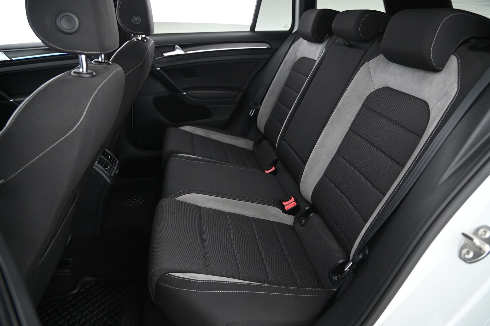 Volkswagen Golf 2016 Variant R 2,0 TSI 221 kW (300 hv) 4MOTION DSG-automaatti Winter Edition*Dynaudio / BC / Vakkari / Keyless* - *2x renkaat/ Tarkka huoltohistoria / Juuri katsatettu*