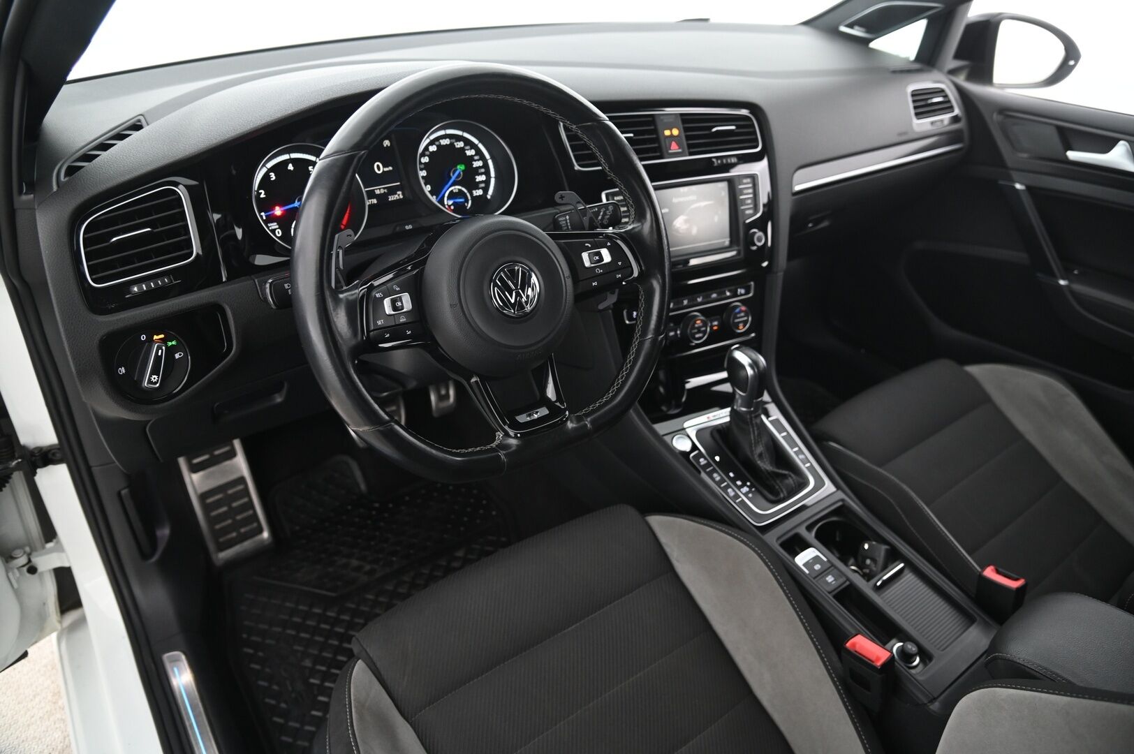 Volkswagen Golf 2016 Variant R 2,0 TSI 221 kW (300 hv) 4MOTION DSG-automaatti Winter Edition*Dynaudio / BC / Vakkari / Keyless* - *2x renkaat/ Tarkka huoltohistoria / Juuri katsatettu*
