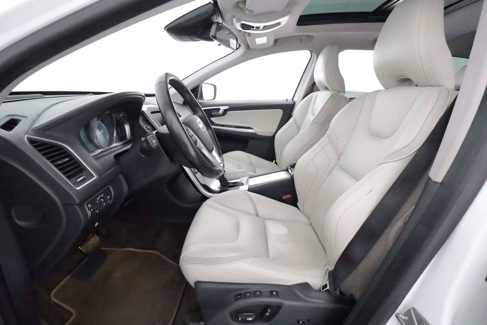 Volvo XC60 2016 D5 Ocean Race AWD aut **Supervarusteet! / Adapt. vakkari / Panorama / H&K / Muistipenkki / P.kamera / BLIS / Keyless** - Hyvä huoltohistoria / Kahdet renkaat aluvanteilla