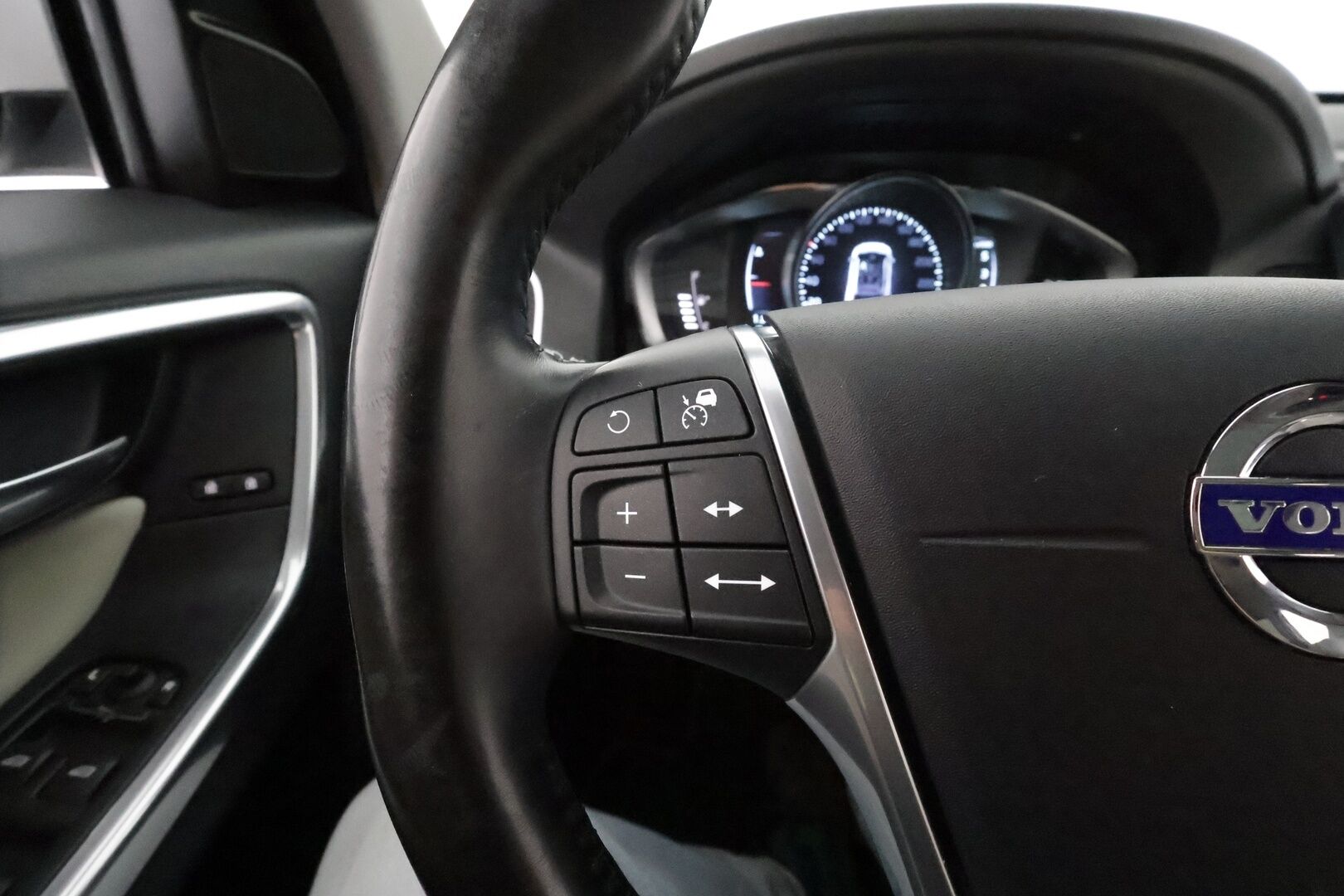 Volvo XC60 2016 D5 Ocean Race AWD aut **Supervarusteet! / Adapt. vakkari / Panorama / H&K / Muistipenkki / P.kamera / BLIS / Keyless** - Hyvä huoltohistoria / Kahdet renkaat aluvanteilla