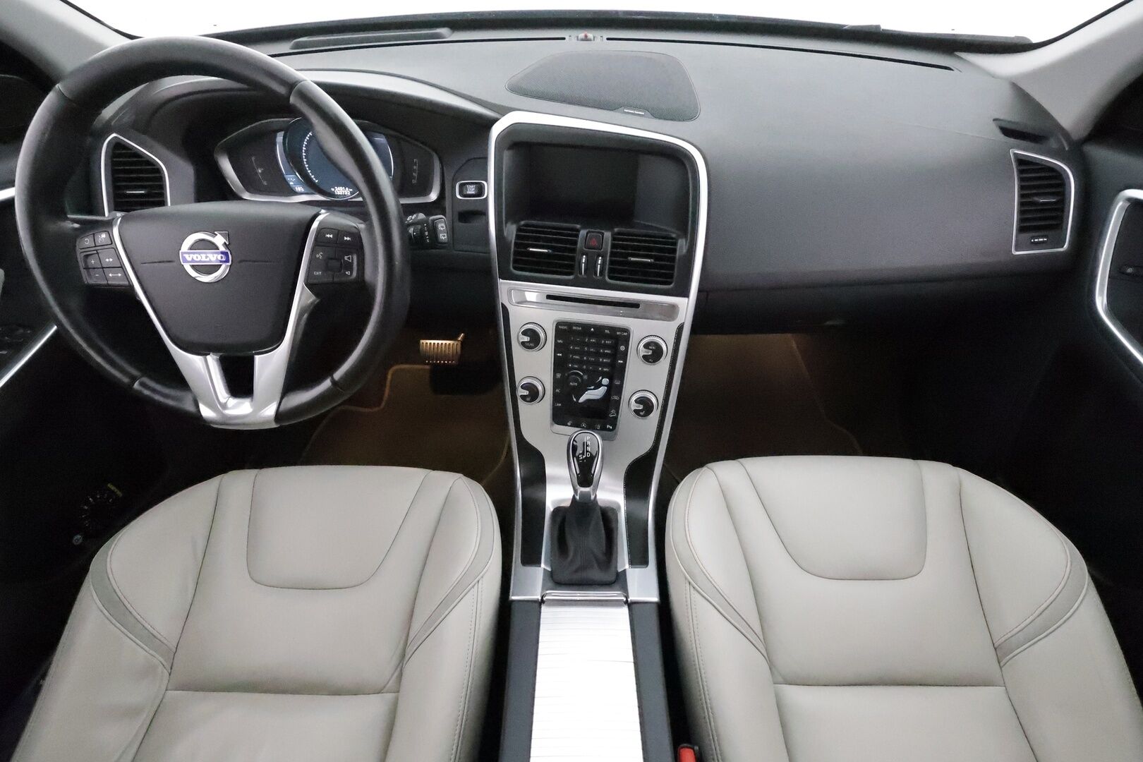 Volvo XC60 2016 D5 Ocean Race AWD aut **Supervarusteet! / Adapt. vakkari / Panorama / H&K / Muistipenkki / P.kamera / BLIS / Keyless** - Hyvä huoltohistoria / Kahdet renkaat aluvanteilla