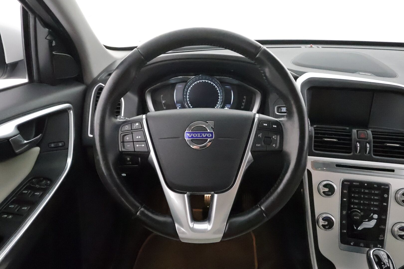 Volvo XC60 2016 D5 Ocean Race AWD aut **Supervarusteet! / Adapt. vakkari / Panorama / H&K / Muistipenkki / P.kamera / BLIS / Keyless** - Hyvä huoltohistoria / Kahdet renkaat aluvanteilla