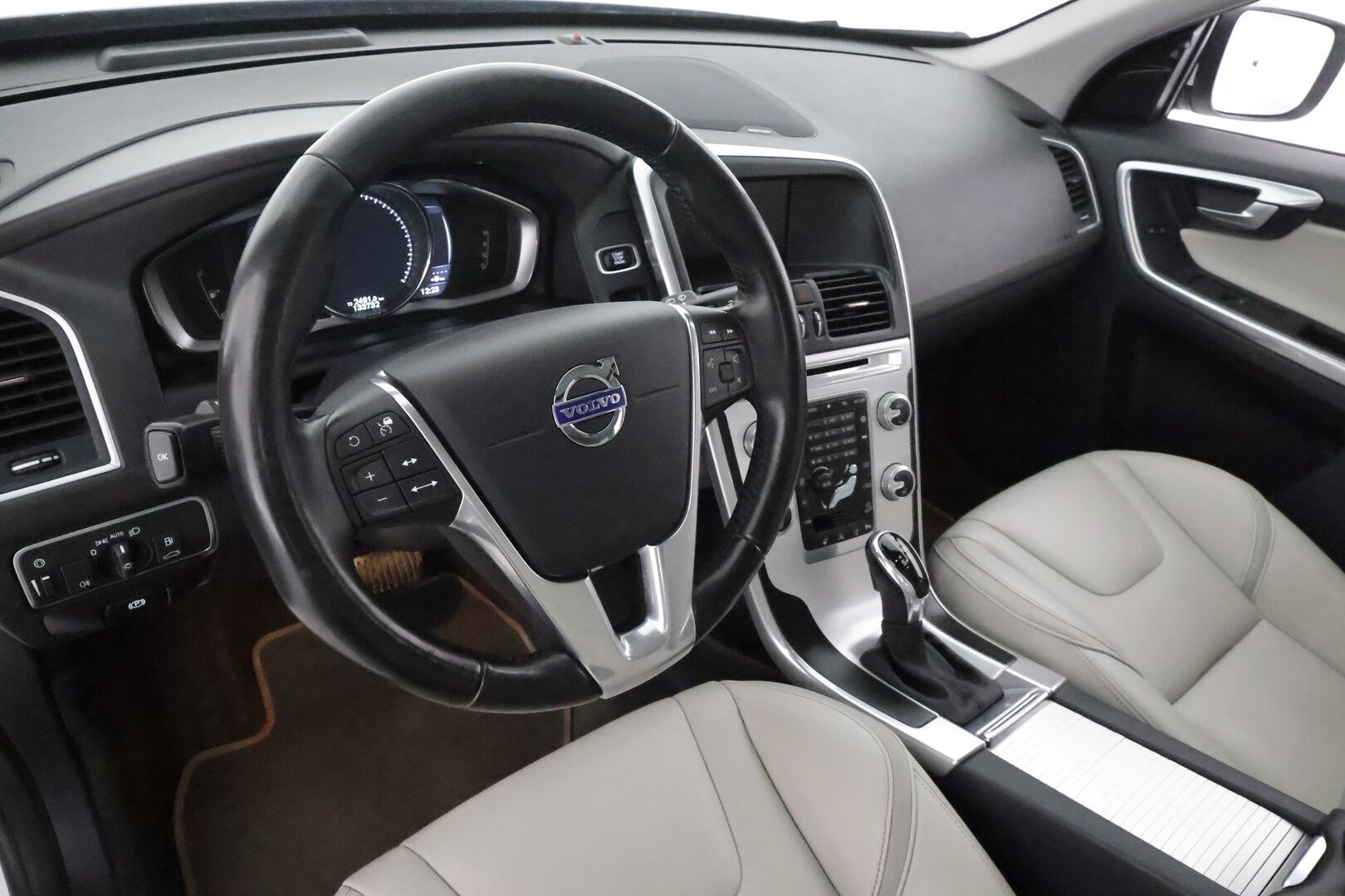 Volvo XC60 2016 D5 Ocean Race AWD aut **Supervarusteet! / Adapt. vakkari / Panorama / H&K / Muistipenkki / P.kamera / BLIS / Keyless** - Hyvä huoltohistoria / Kahdet renkaat aluvanteilla