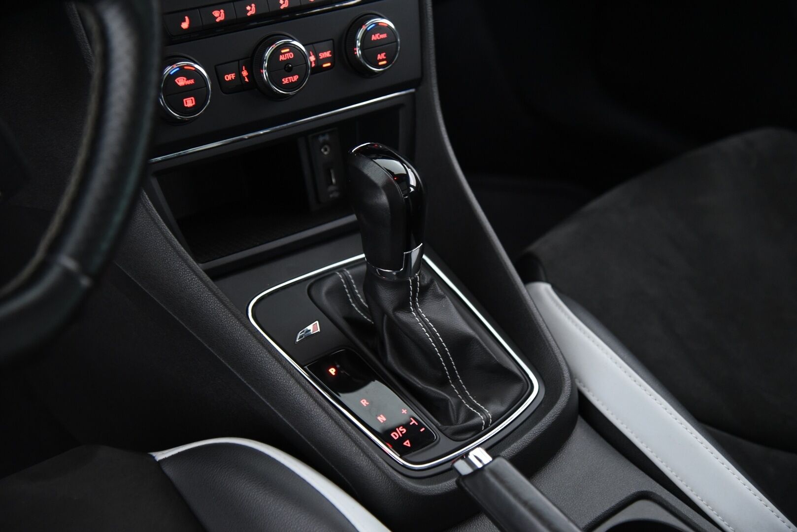 Seat Leon ST 2016 2,0 TSI 290 Cupra DSG / Panorama / Webasto / P-tutkat / LED-ajovalot - Juuri huollettu! / Kaukovaloautomatiikka / Seat Sound System