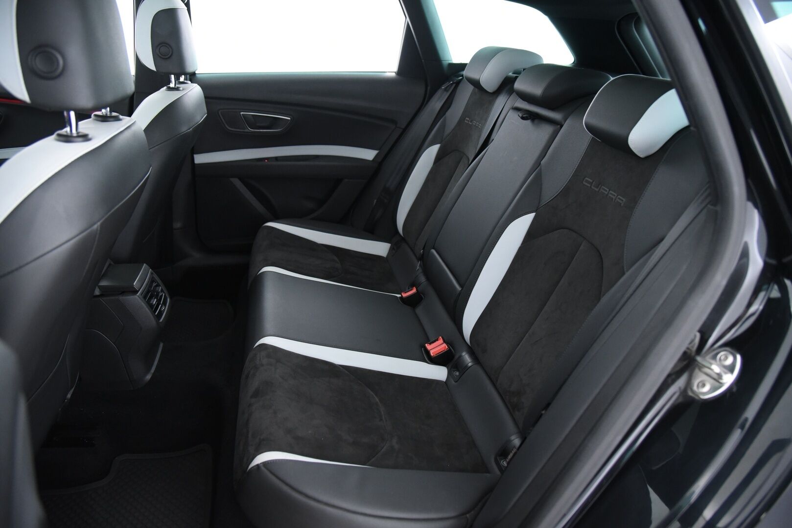 Seat Leon ST 2016 2,0 TSI 290 Cupra DSG / Panorama / Webasto / P-tutkat / LED-ajovalot - Juuri huollettu! / Kaukovaloautomatiikka / Seat Sound System