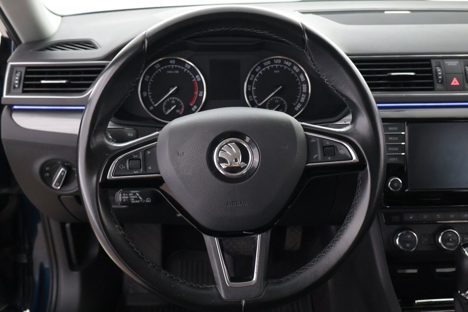 Skoda Superb 2017 1,4 TSI ACT Elegance DSG Autom. - Suomi-auto | ACC | Vetokoukku | Muistipenkki | Sähkökontti | Canton | Tutkat | Keyless | Webasto | Juuri huollettu! 