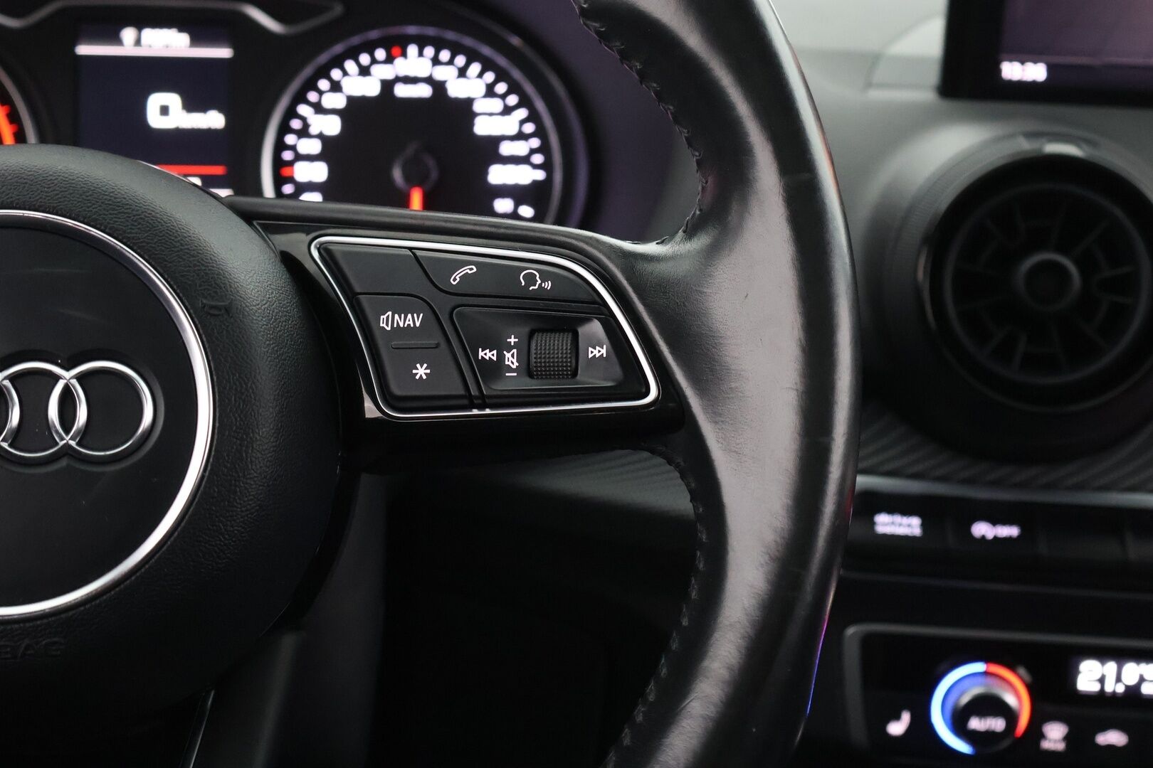 Audi Q2 2017 Business Sport 2,0 TDI 140 kW quattro S tronic - ACC | Koukku | LED | Sport-paketti | Lohkolämmitin | Adapt. Vakkari |