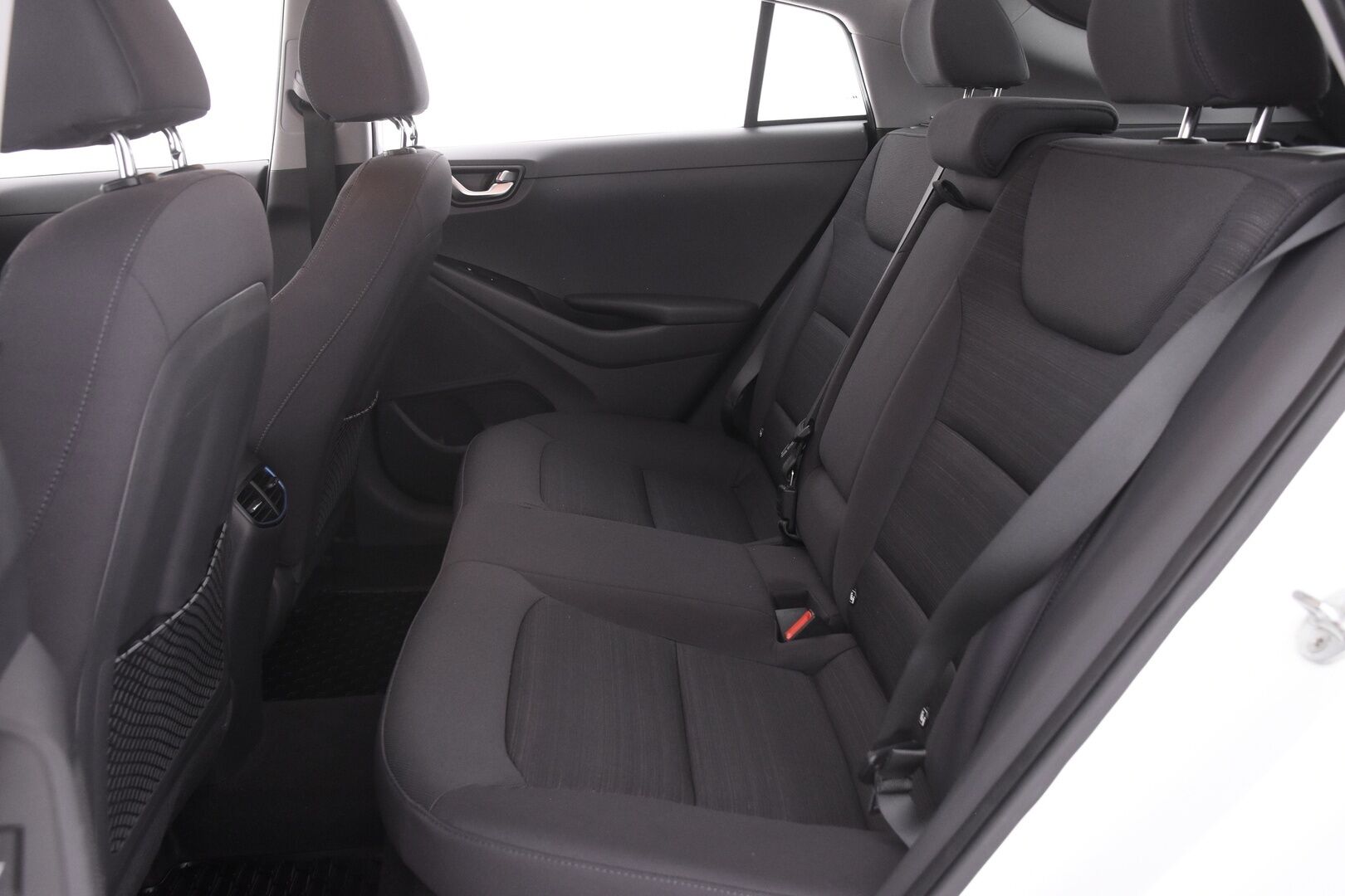 Hyundai IONIQ Hybrid 2017 DCT Style - Adapt.vakkari | P.kamera | Navigointi | Infinity audio | Muistipenkki | 2x renkaat vanteilla