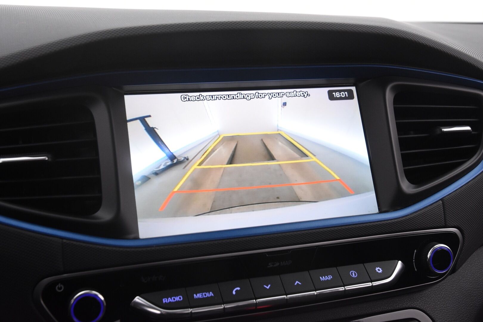 Hyundai IONIQ Hybrid 2017 DCT Style - Adapt.vakkari | P.kamera | Navigointi | Infinity audio | Muistipenkki | 2x renkaat vanteilla