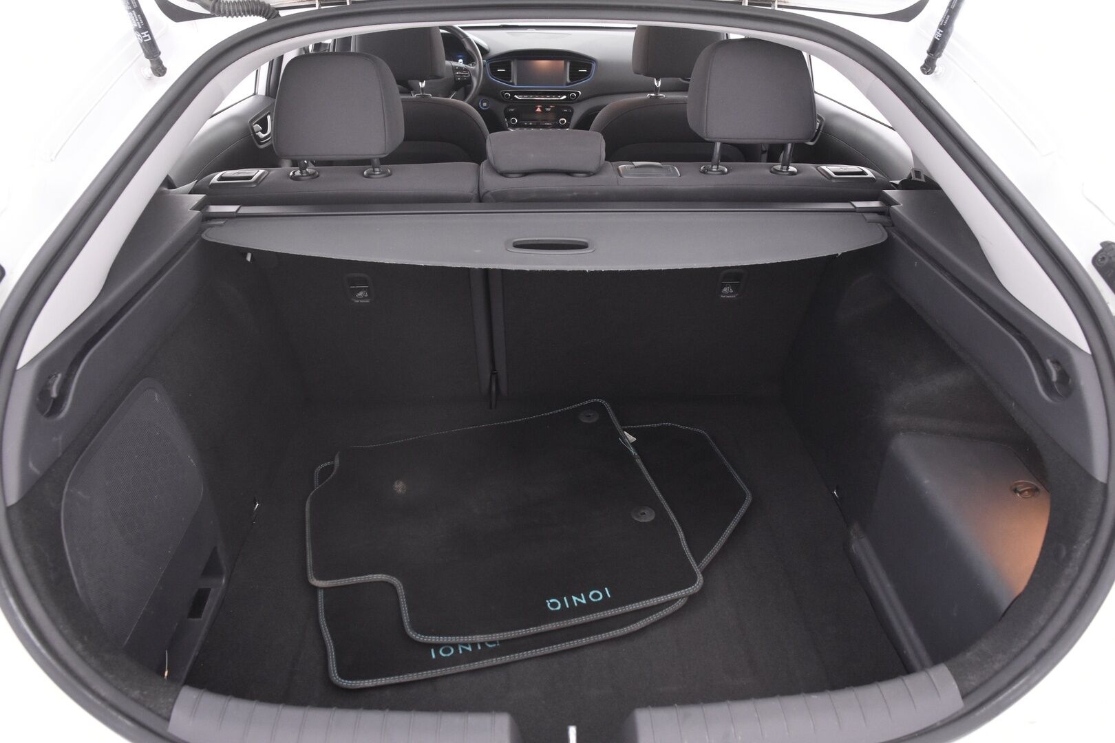 Hyundai IONIQ Hybrid 2017 DCT Style - Adapt.vakkari | P.kamera | Navigointi | Infinity audio | Muistipenkki | 2x renkaat vanteilla