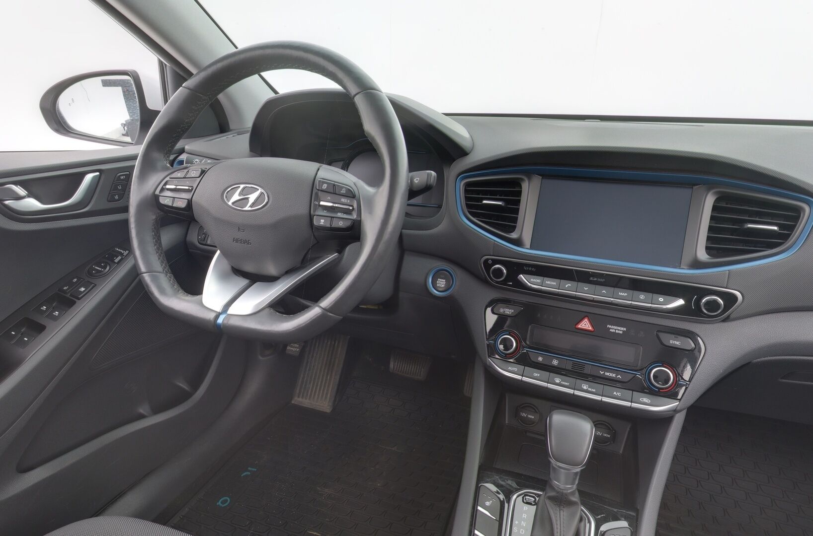 Hyundai IONIQ Hybrid 2017 DCT Style - Adapt.vakkari | P.kamera | Navigointi | Infinity audio | Muistipenkki | 2x renkaat vanteilla