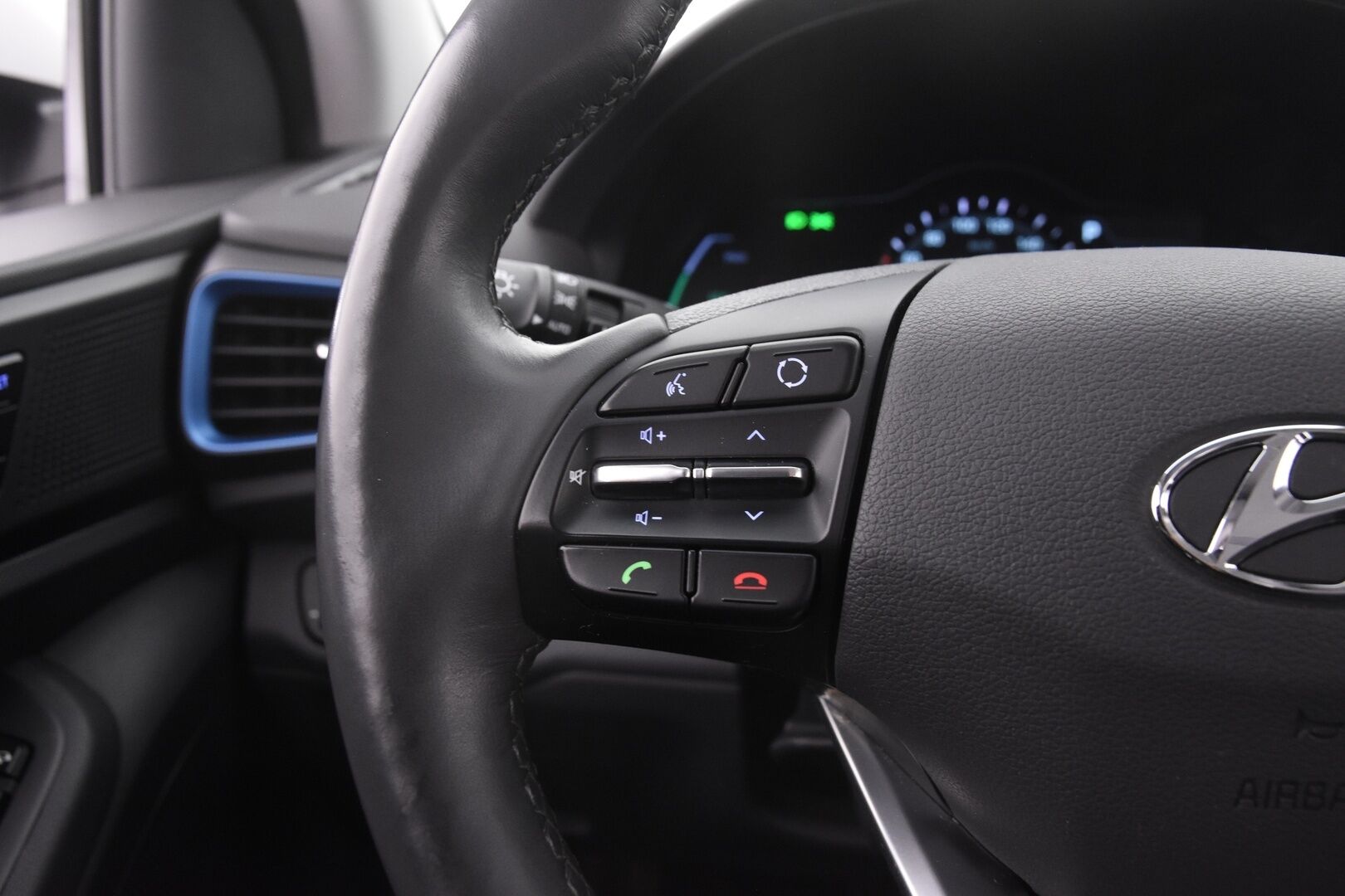 Hyundai IONIQ Hybrid 2017 DCT Style - Adapt.vakkari | P.kamera | Navigointi | Infinity audio | Muistipenkki | 2x renkaat vanteilla