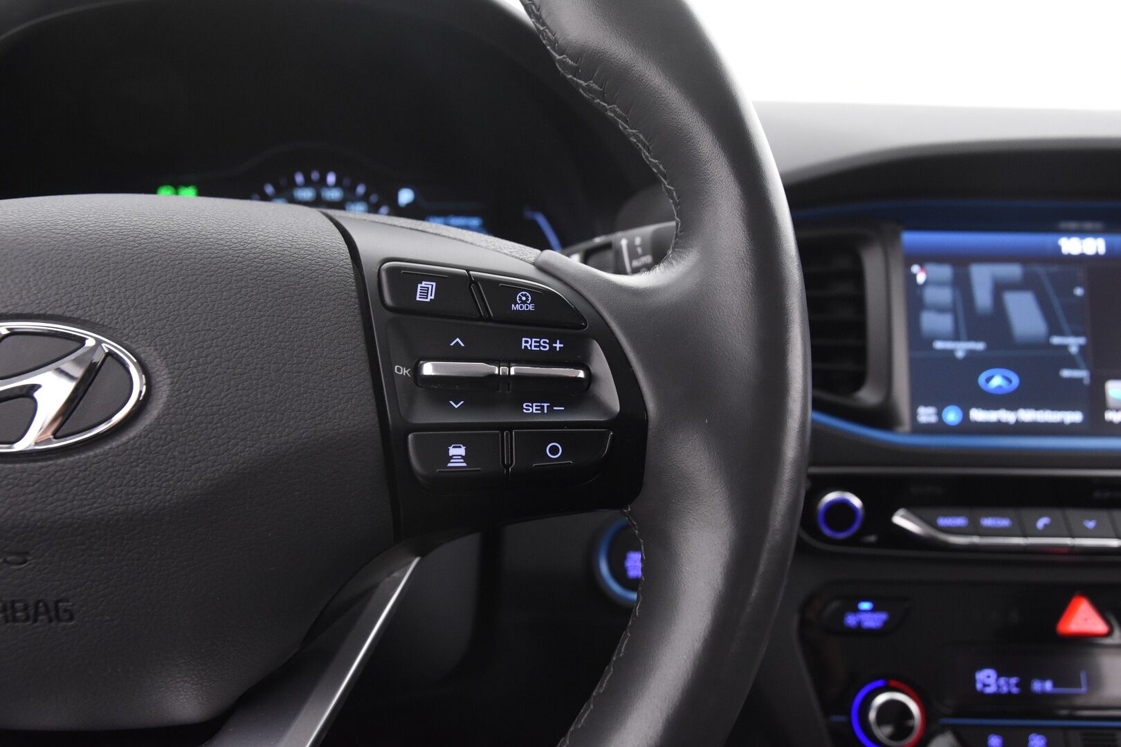 Hyundai IONIQ Hybrid 2017 DCT Style - Adapt.vakkari | P.kamera | Navigointi | Infinity audio | Muistipenkki | 2x renkaat vanteilla