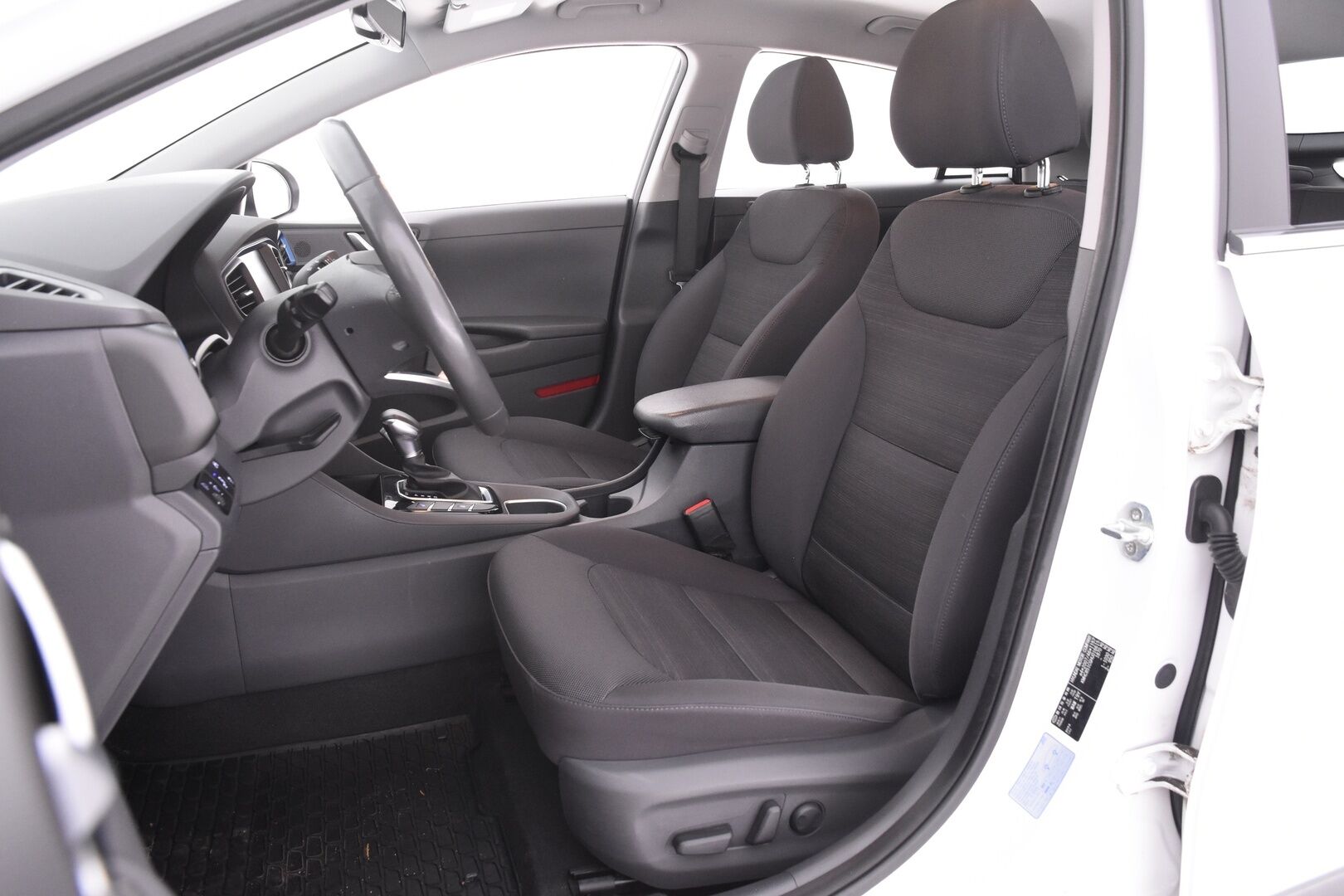 Hyundai IONIQ Hybrid 2017 DCT Style - Adapt.vakkari | P.kamera | Navigointi | Infinity audio | Muistipenkki | 2x renkaat vanteilla