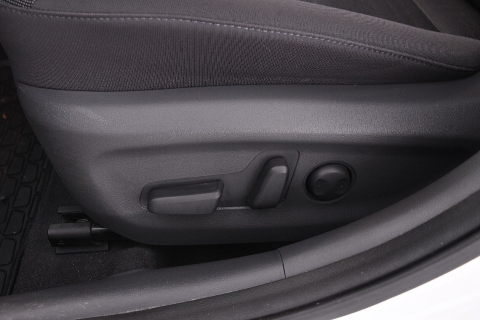 Hyundai IONIQ Hybrid 2017 DCT Style - Adapt.vakkari | P.kamera | Navigointi | Infinity audio | Muistipenkki | 2x renkaat vanteilla