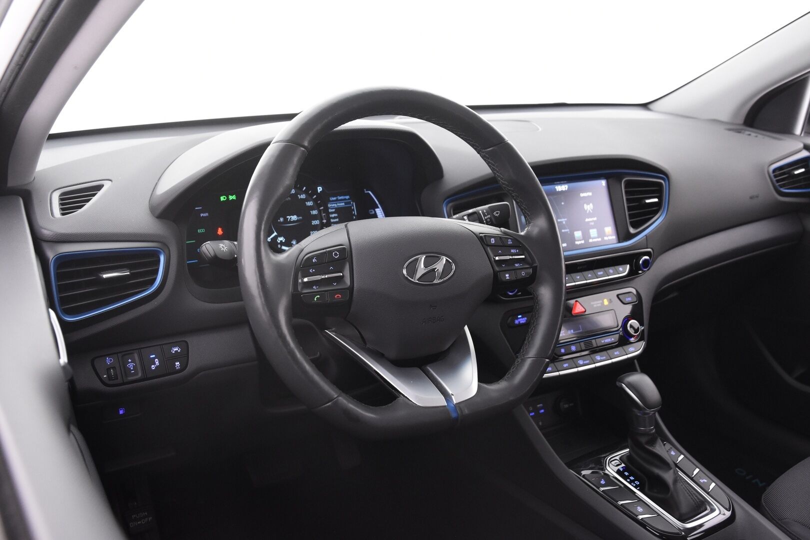 Hyundai IONIQ Hybrid 2017 DCT Style - Adapt.vakkari | P.kamera | Navigointi | Infinity audio | Muistipenkki | 2x renkaat vanteilla