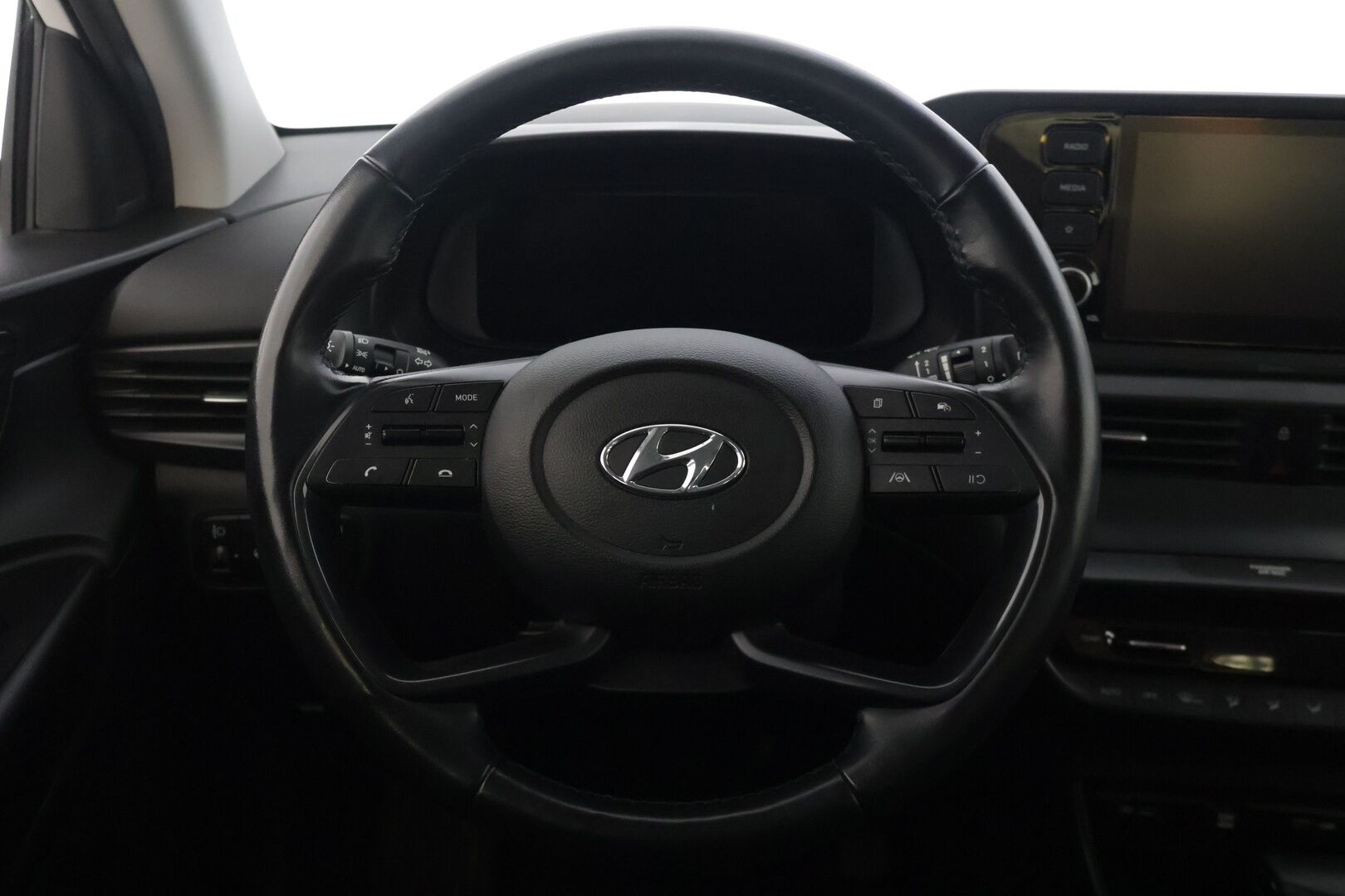 Hyundai i20 Hatchback 2021 1,0 T-GDI 100 hv 48V 7DCT Black Hybrid MY21 - | Peruutuskamera | Vakionopeudensäädin | Ratinlämmitin | Keyless | Kahdet hyvä kuntoiset renkaat + vanteet |