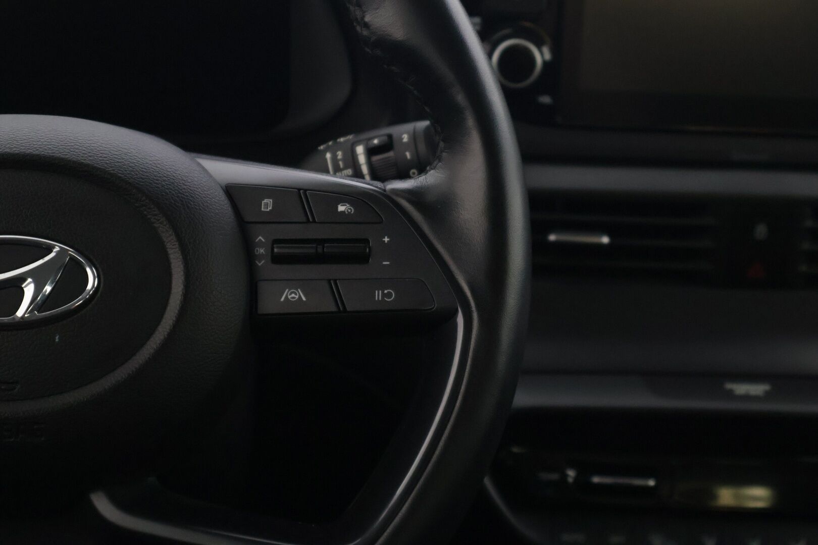 Hyundai i20 Hatchback 2021 1,0 T-GDI 100 hv 48V 7DCT Black Hybrid MY21 - | Peruutuskamera | Vakionopeudensäädin | Ratinlämmitin | Keyless | Kahdet hyvä kuntoiset renkaat + vanteet |