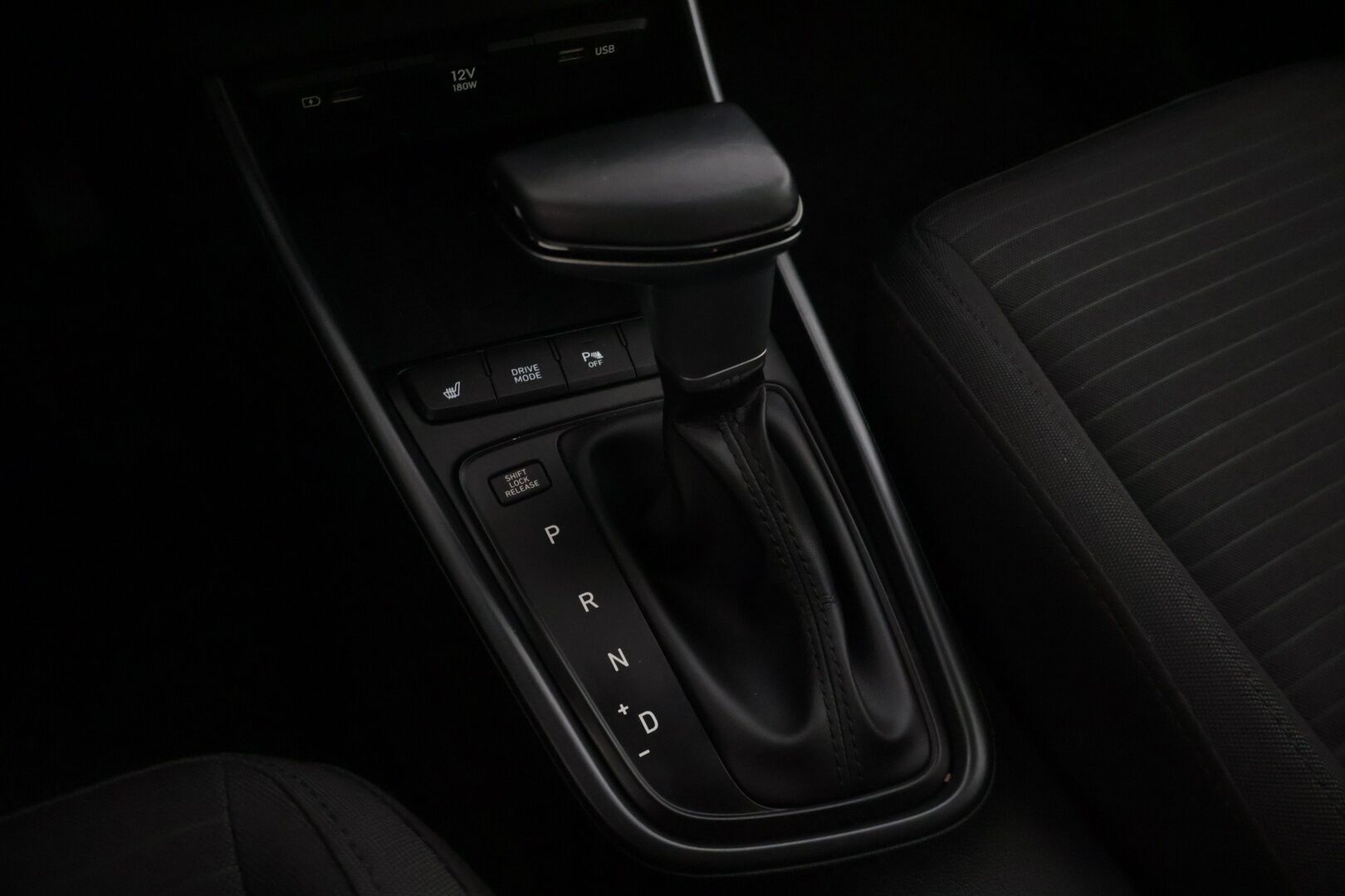 Hyundai i20 Hatchback 2021 1,0 T-GDI 100 hv 48V 7DCT Black Hybrid MY21 - | Peruutuskamera | Vakionopeudensäädin | Ratinlämmitin | Keyless | Kahdet hyvä kuntoiset renkaat + vanteet |
