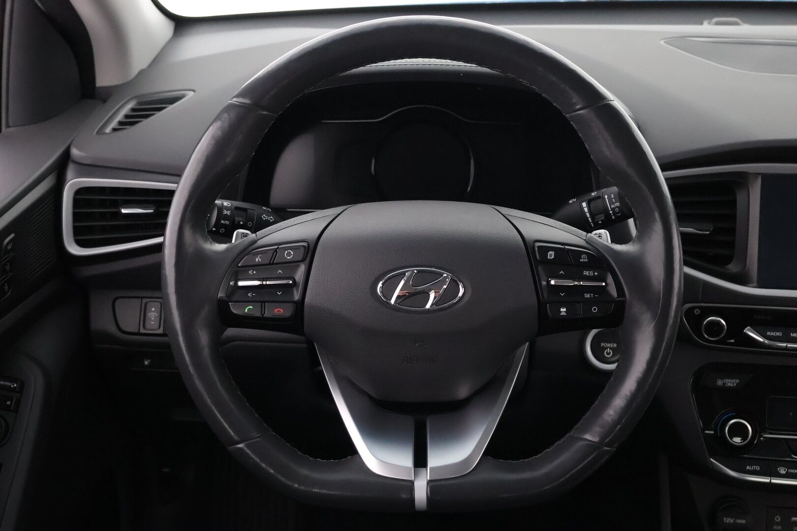 Hyundai IONIQ electric 2017 Style Business - Suomiauto / Lämpöpumppu / Adapt.Vakkari / Infinity Audio / Ilmastoidut Nahat / Peruutuskamera / Apple&Android / Huippuvarusteet!