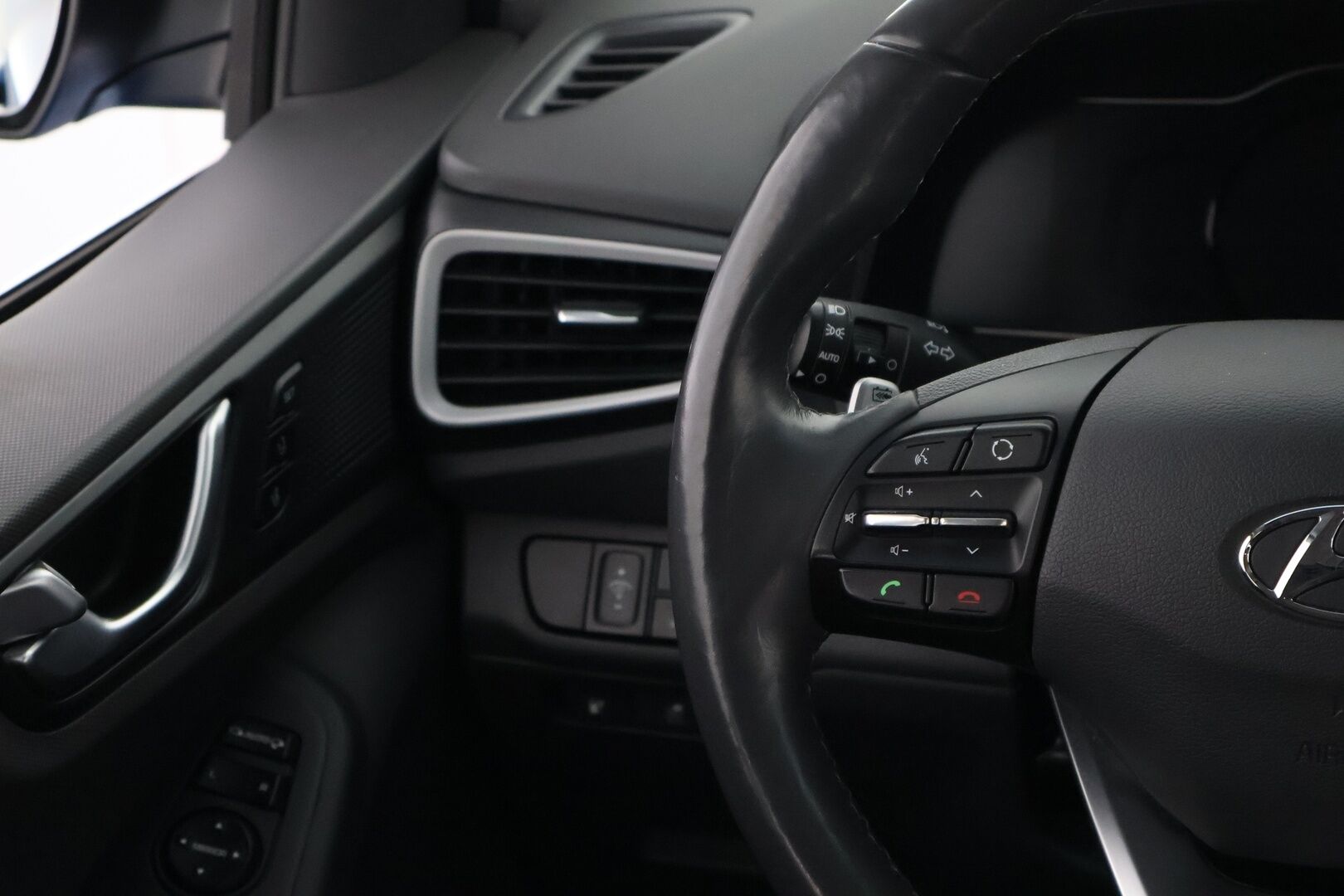 Hyundai IONIQ electric 2017 Style Business - Suomiauto / Lämpöpumppu / Adapt.Vakkari / Infinity Audio / Ilmastoidut Nahat / Peruutuskamera / Apple&Android / Huippuvarusteet!