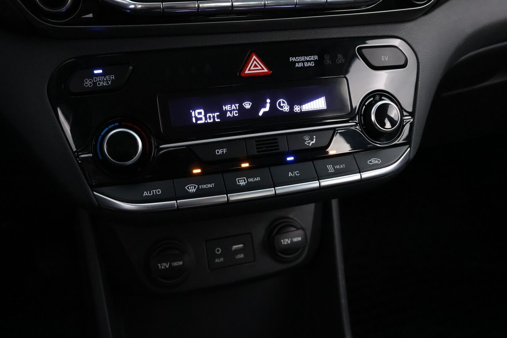 Hyundai IONIQ electric 2017 Style Business - Suomiauto / Lämpöpumppu / Adapt.Vakkari / Infinity Audio / Ilmastoidut Nahat / Peruutuskamera / Apple&Android / Huippuvarusteet!