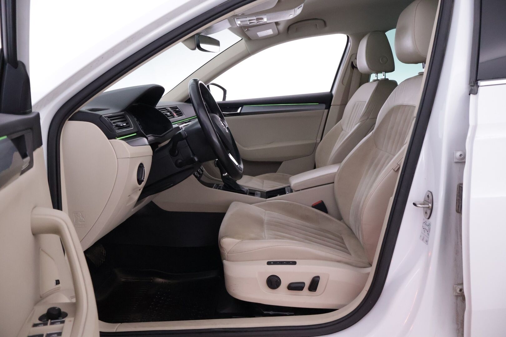Skoda Superb 2017 2,0 TDI 190 4x4 Elegance DSG Autom. *ACC / Muistipenkki / Canton / Koukku / S-Luukku / KeyLessGo / Tutkat* - Merkkihuollettu / Suomiauto /