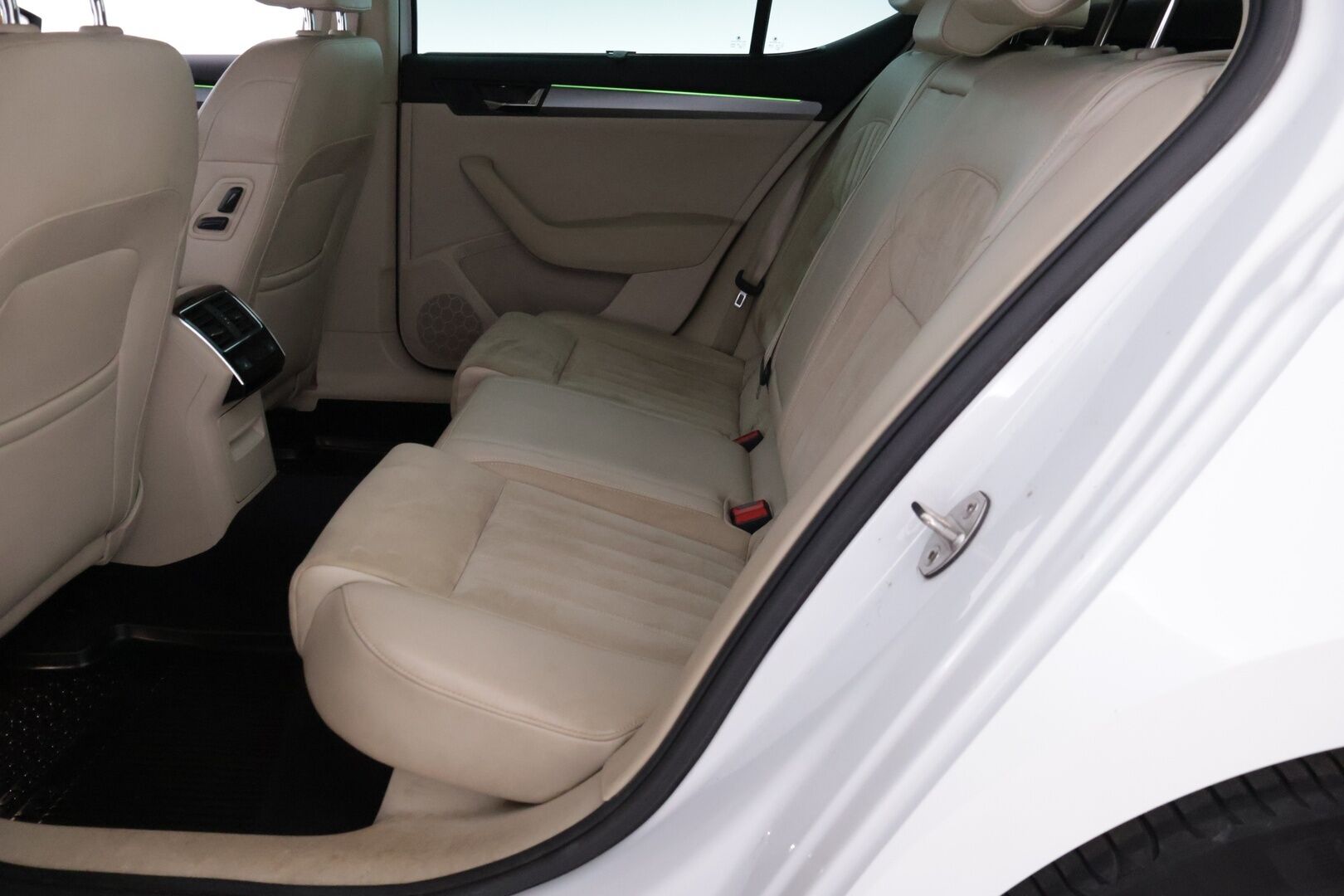 Skoda Superb 2017 2,0 TDI 190 4x4 Elegance DSG Autom. *ACC / Muistipenkki / Canton / Koukku / S-Luukku / KeyLessGo / Tutkat* - Merkkihuollettu / Suomiauto /