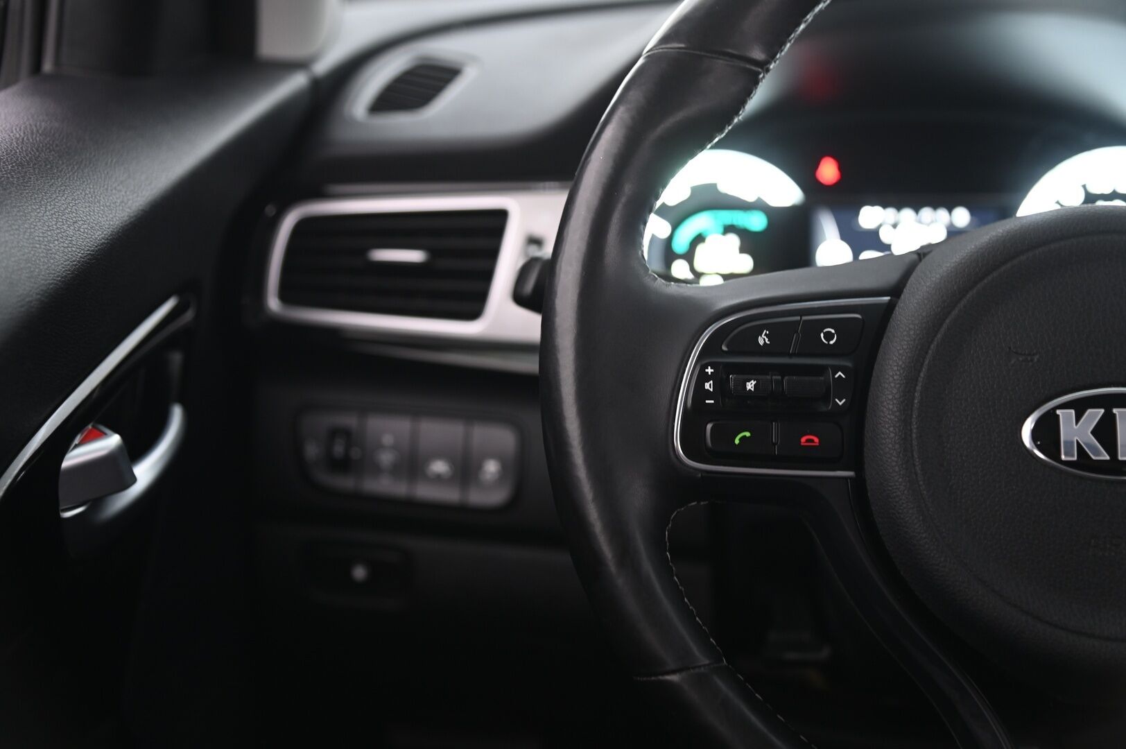 Kia Niro 2017 1,6 GDI Hybrid EX DCT - | Juuri Huollettu! | Navi | Vakionopeudensäädin | Peruutuskamera | Vetokoukku | Lohkolämmitin | Puolnahkapenkit |