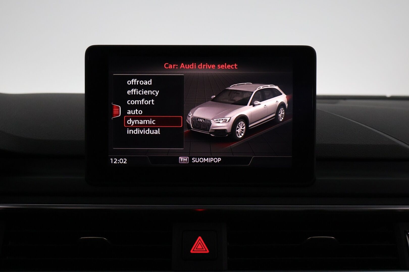 Audi A4 ALLROAD 2017 Land of quattro 2,0 TDI 120 kW quattro S tronic * Webasto / Koukku / Nahkasisusta / Matrix-LED / P-kamera  * - BLIS / P-tutkat / Suomi-auto