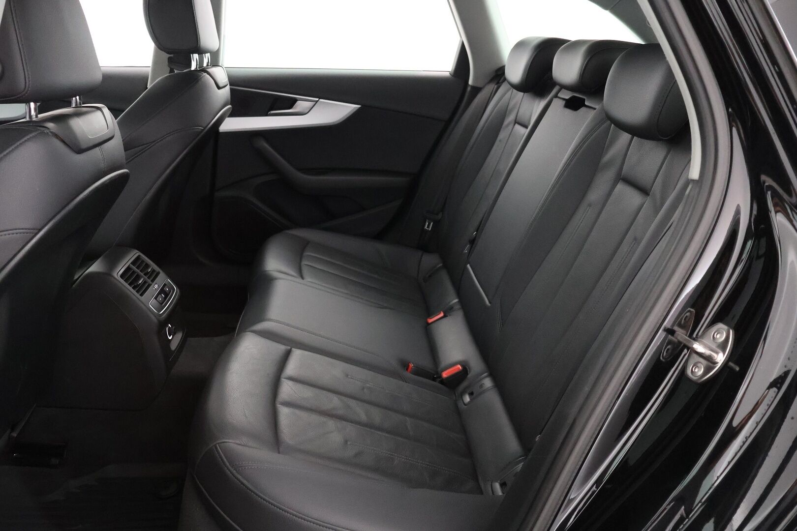 Audi A4 ALLROAD 2017 Land of quattro 2,0 TDI 120 kW quattro S tronic * Webasto / Koukku / Nahkasisusta / Matrix-LED / P-kamera  * - BLIS / P-tutkat / Suomi-auto