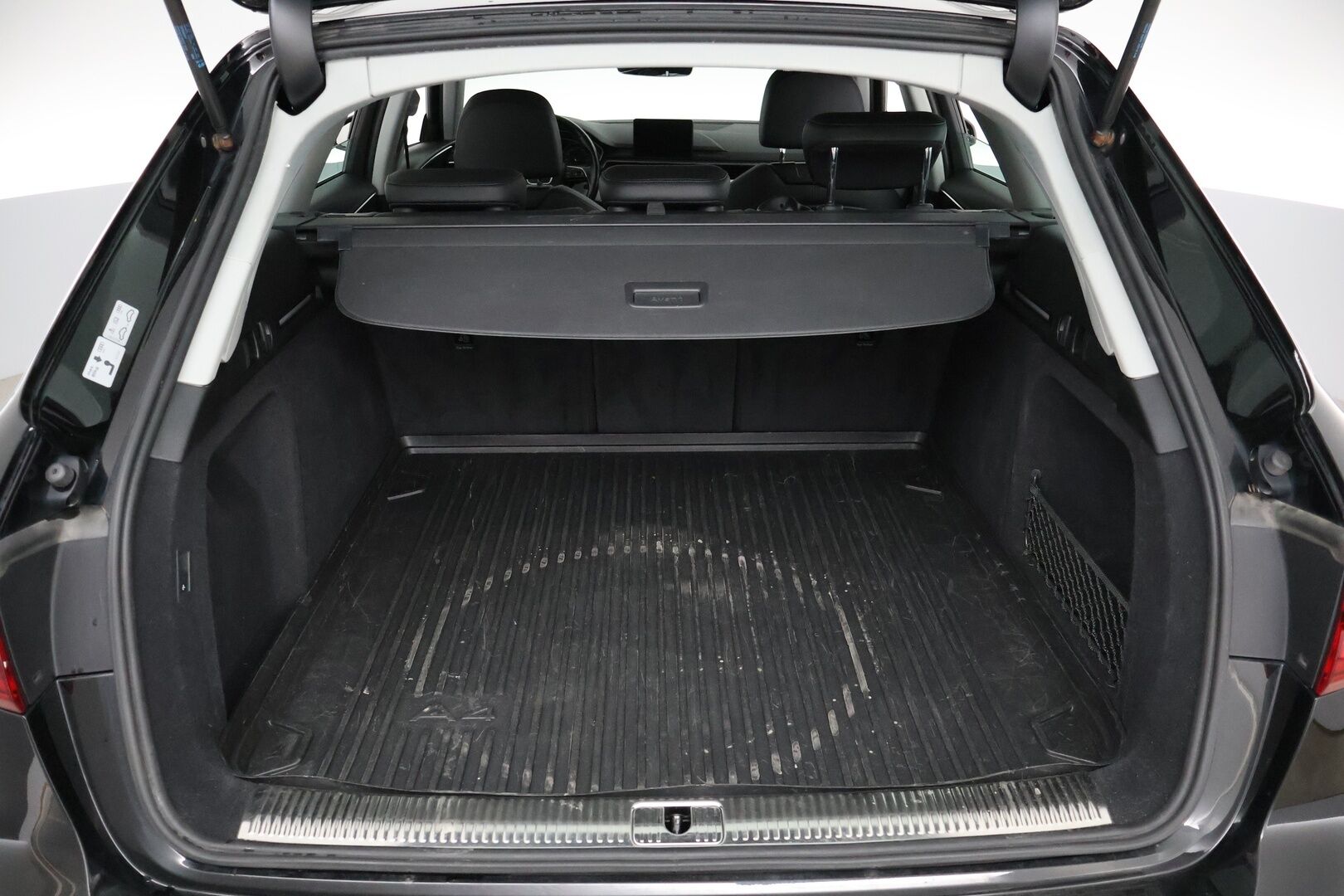 Audi A4 ALLROAD 2017 Land of quattro 2,0 TDI 120 kW quattro S tronic * Webasto / Koukku / Nahkasisusta / Matrix-LED / P-kamera  * - BLIS / P-tutkat / Suomi-auto