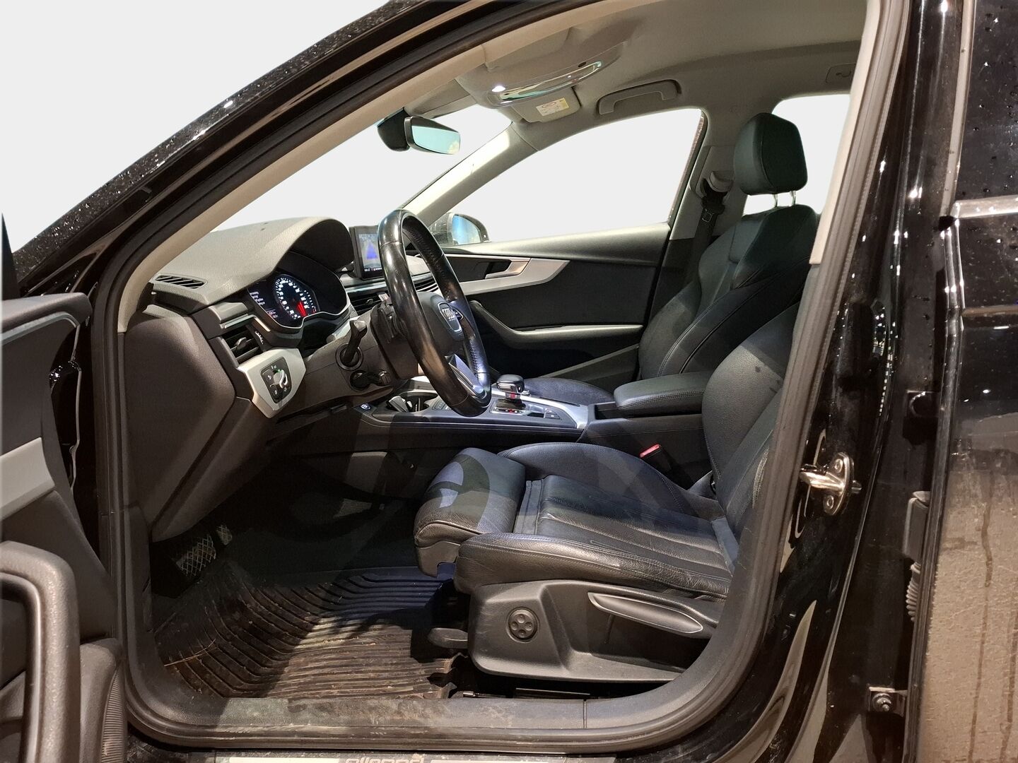 Audi A4 allroad quattro 2017 Land of quattro 2,0 TDI 120 kW quattro S tronic / Matrix-LED / Webasto / Koukku / Nahkasisusta / - BLIS / P. Kamera / P. Tutkat