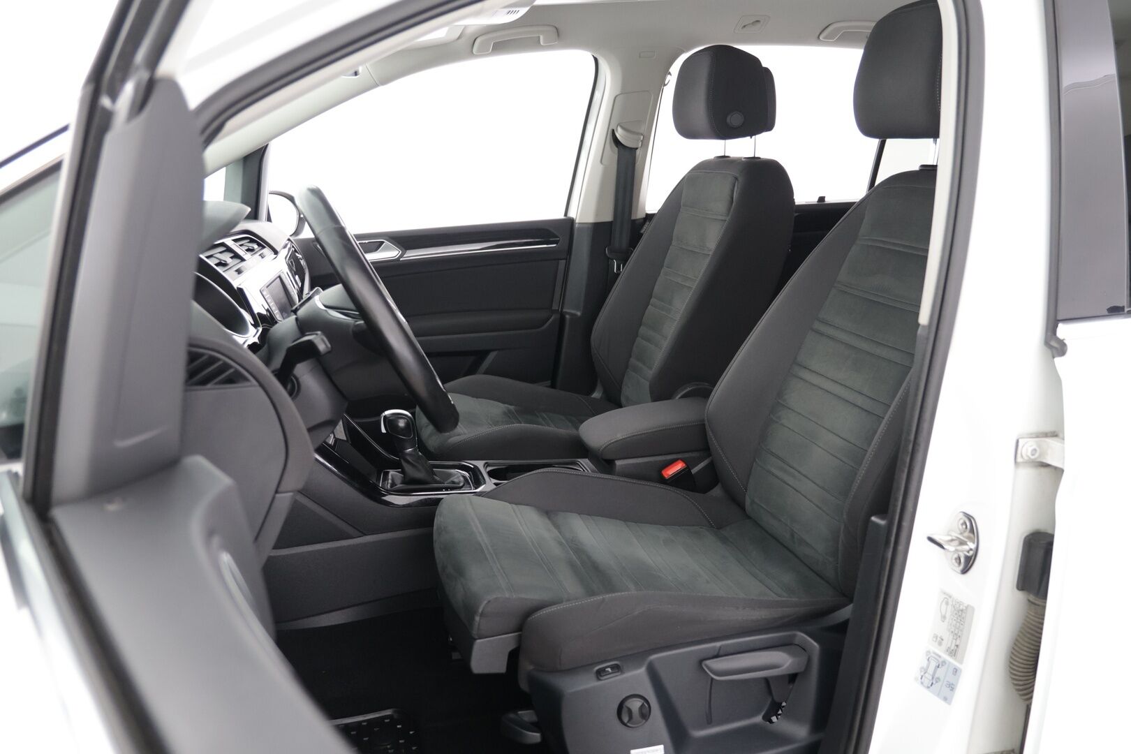 Volkswagen Touran 2017 R-line 1,4 TSI 110 kW 7-p - | Webasto | ACC | R-Line ulkopaketti | 7-Paikkainen