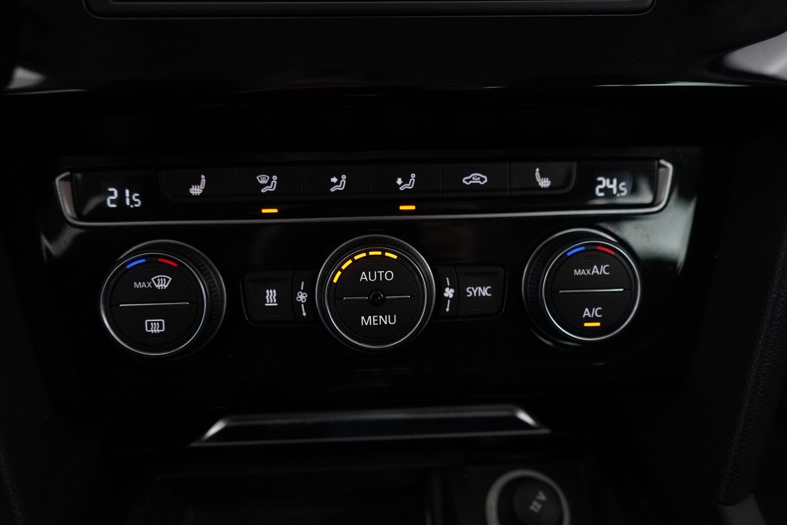 Volkswagen Passat 2016 Sedan Highline 1,6 TDI 88 kW (120 hv) DSG-automaatti *ACC / Digimittaristo / Webasto / Nahka-Alcantara / Tutkat / LED* - Suomi-auto / Kahdet VW vanteet