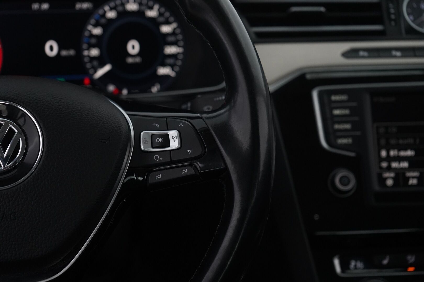 Volkswagen Passat 2016 Sedan Highline 1,6 TDI 88 kW (120 hv) DSG-automaatti *ACC / Digimittaristo / Webasto / Nahka-Alcantara / Tutkat / LED* - Suomi-auto / Kahdet VW vanteet / Uudet kesärenkaat
