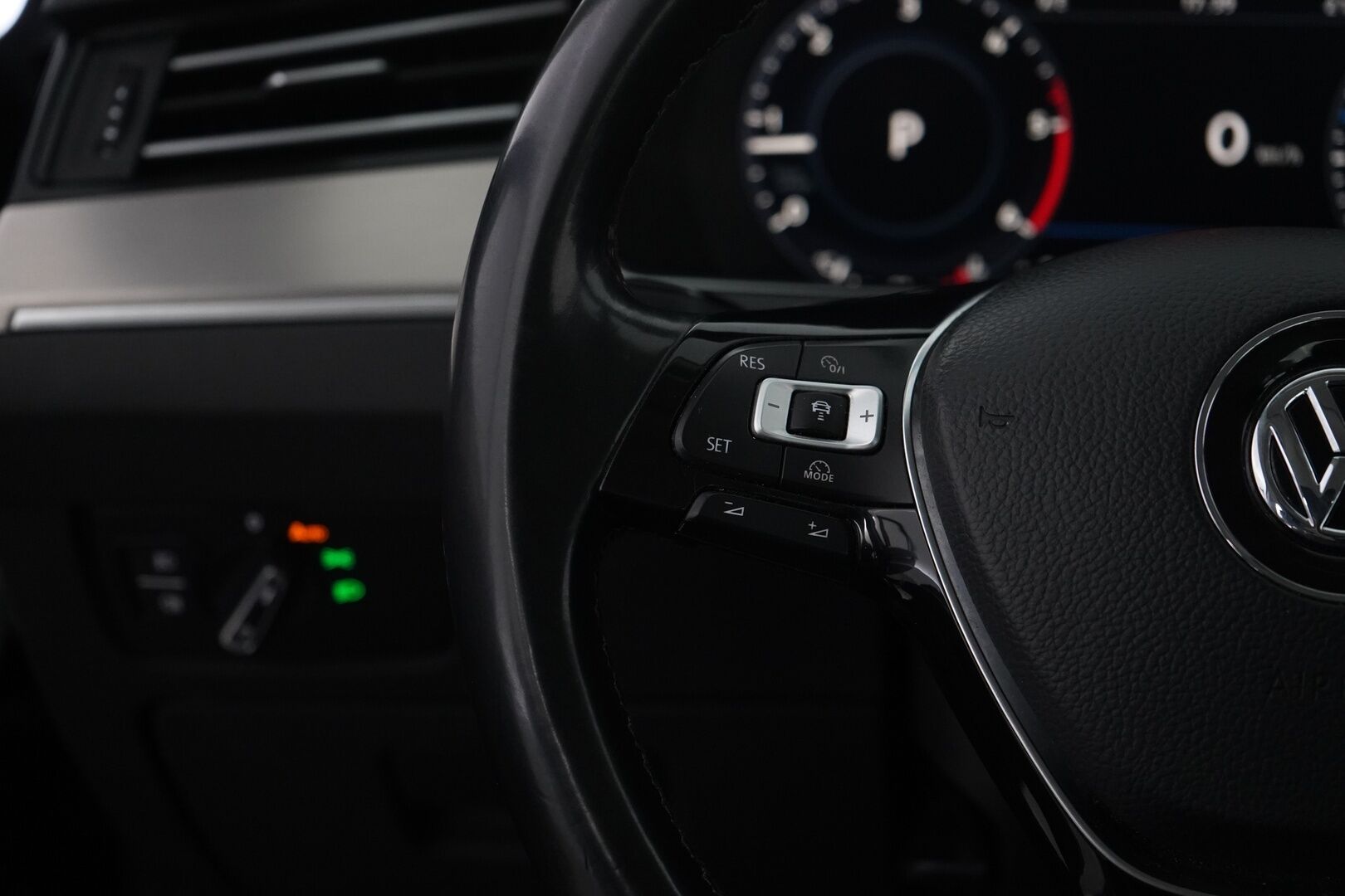 Volkswagen Passat 2016 Sedan Highline 1,6 TDI 88 kW (120 hv) DSG-automaatti *ACC / Digimittaristo / Webasto / Nahka-Alcantara / Tutkat / LED* - Suomi-auto / Kahdet VW vanteet