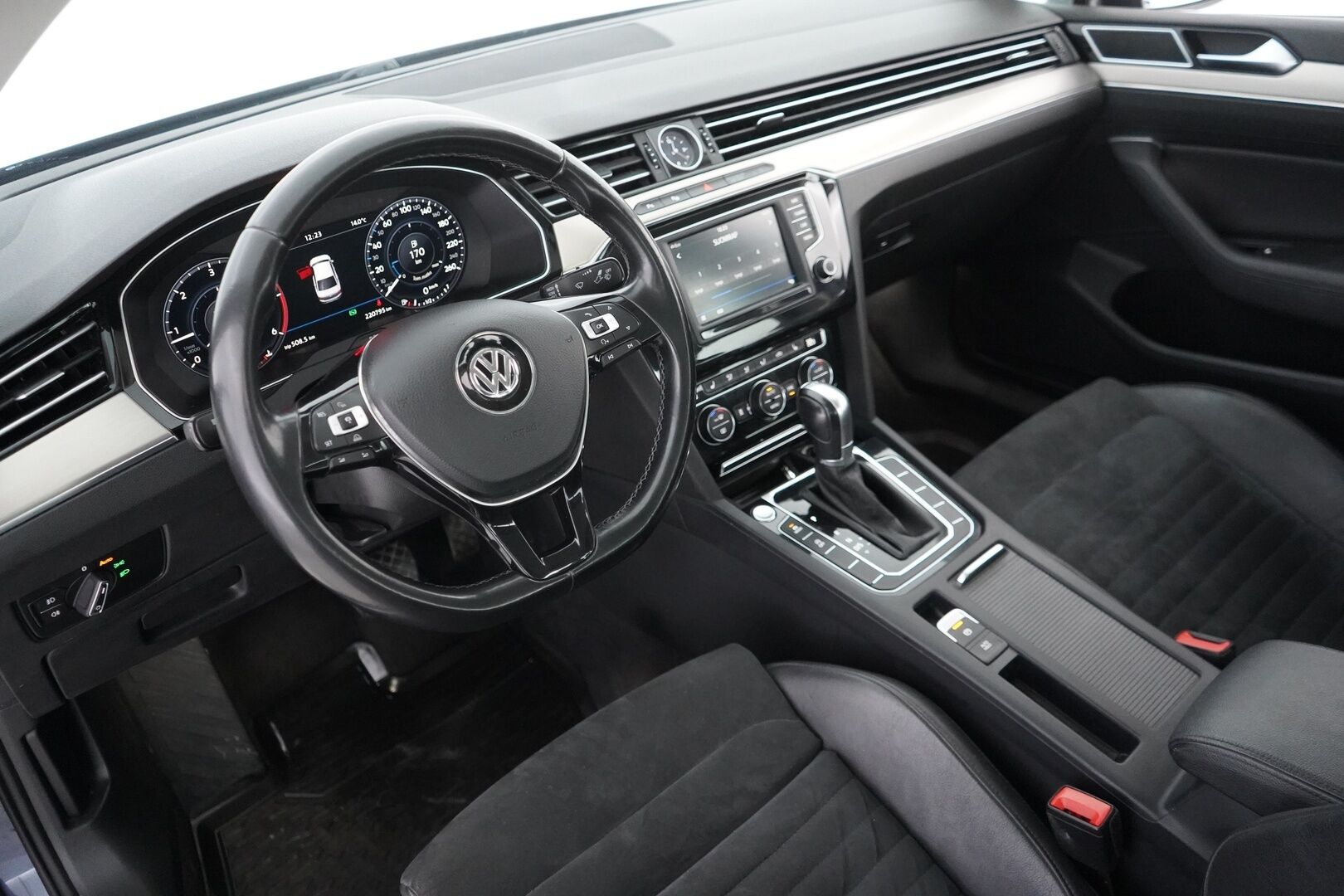 Volkswagen Passat 2017 1.6 TDI Sedan Highline 88kW (120hv) DSG - ACC | Digimittaristo | Webasto | Nahka-Alcantara | Tutkat | LED | Suomi-auto | Kahdet VW vanteet | Uudet kesärenkaat | Juuri huollettu! 