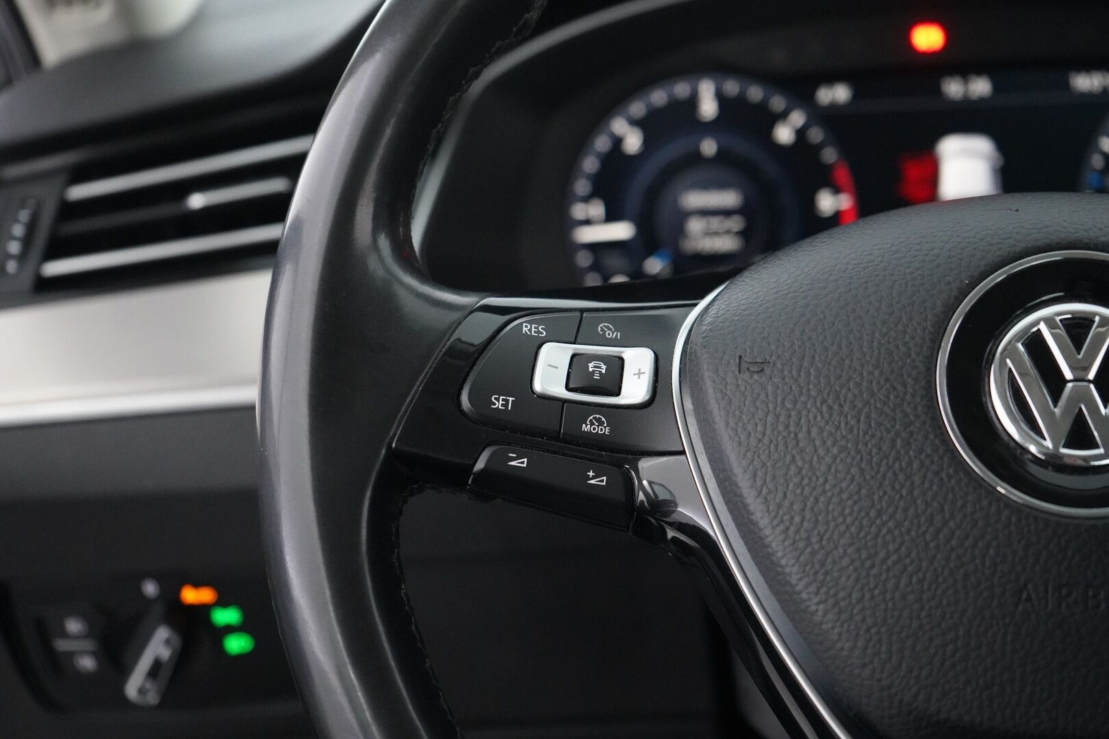 Volkswagen Passat 2017 1.6 TDI Sedan Highline 88kW (120hv) DSG - ACC | Digimittaristo | Webasto | Nahka-Alcantara | Tutkat | LED | Suomi-auto | Kahdet VW vanteet | Uudet kesärenkaat | Juuri huollettu! 