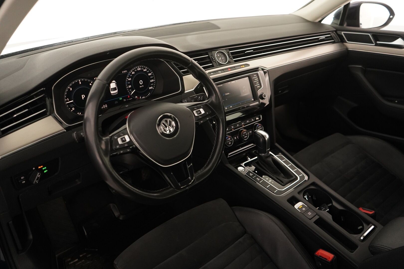 Volkswagen Passat 2016 Sedan Highline 1,6 TDI 88 kW (120 hv) DSG-automaatti *ACC / Digimittaristo / Webasto / Nahka-Alcantara / Tutkat / LED* - Suomi-auto / Kahdet VW vanteet / Uudet kesärenkaat