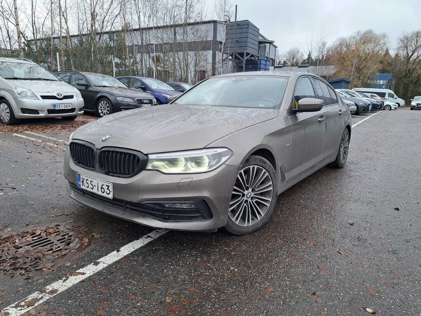 BMW 520 2017 G30 520d A xDrive Sportline ** Suomiauto / Koukku / Sport-penkit / Lohkolämmitin /  Adapt. LED / Nahkasisusta ** - *Asiallisesti huollettu Suomiauto! / 2x renkaat / Display Key / Digimittaristo / Prof. Navi* - Osta nyt, maksa vasta ensi vuonna